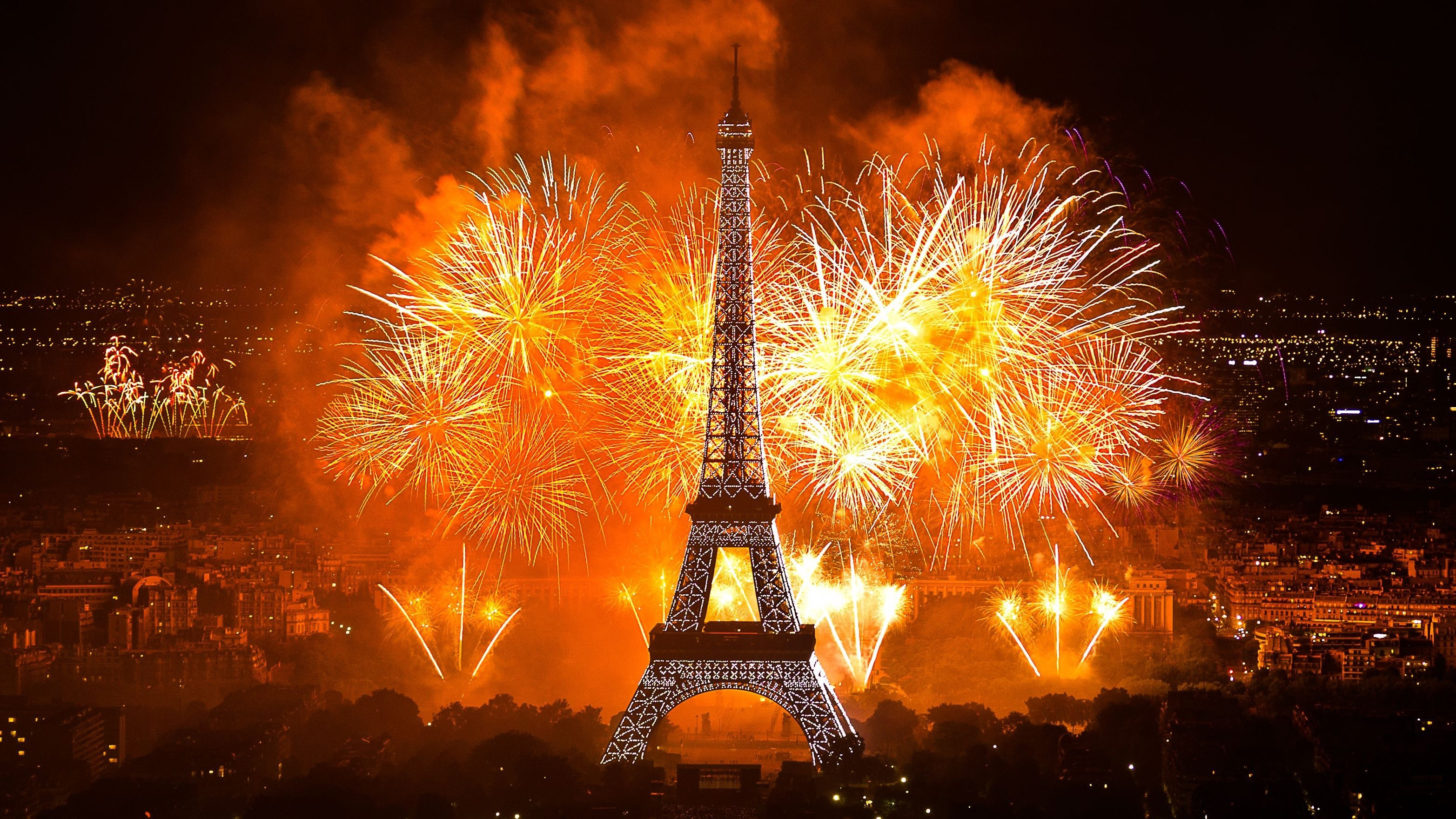Новый париж. Эйфелева башня в Париже салют. Эйфелева башня Париж новогодний. Новый год во Франции Эйфелева башня. Новогодний Париж.