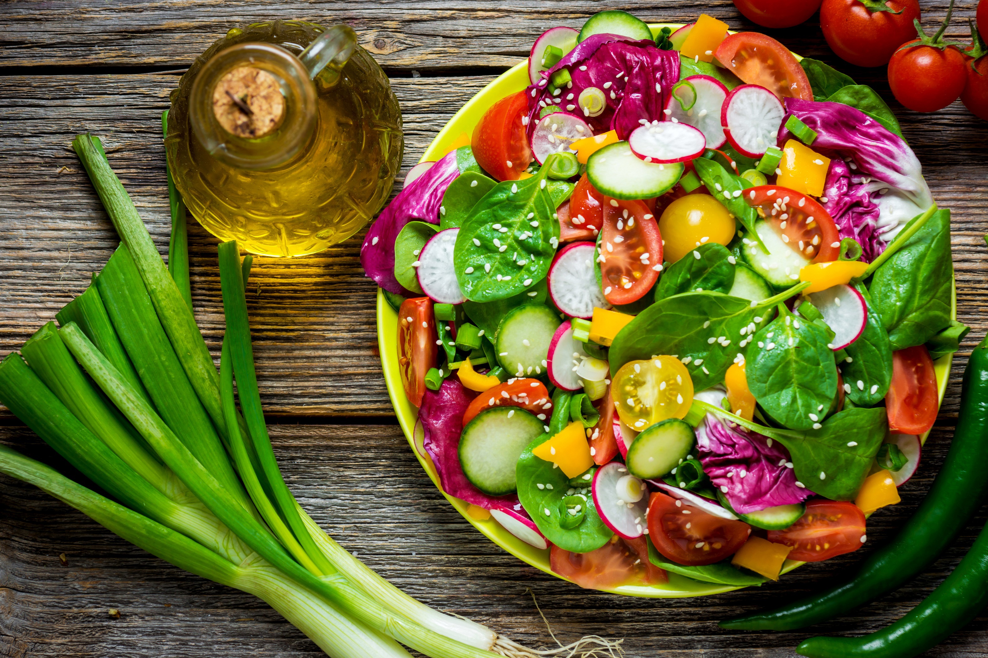 Оливковое масло с овощами. Овощи и зелень. Овощи на столе. Овощной салат. Свежие овощи и зелень.