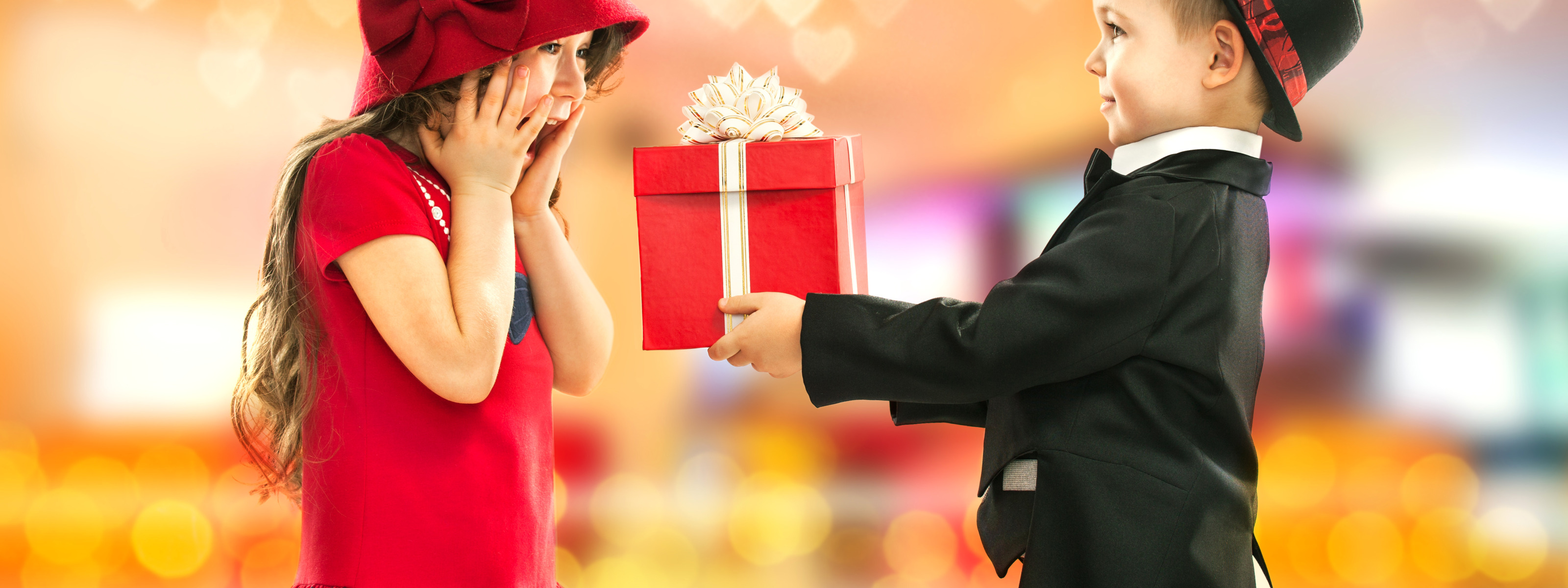 Играть получить подарки. Подарки для детей. Ребенок дарит подарок. Подарок мальчику. Девочка дарит подарок.