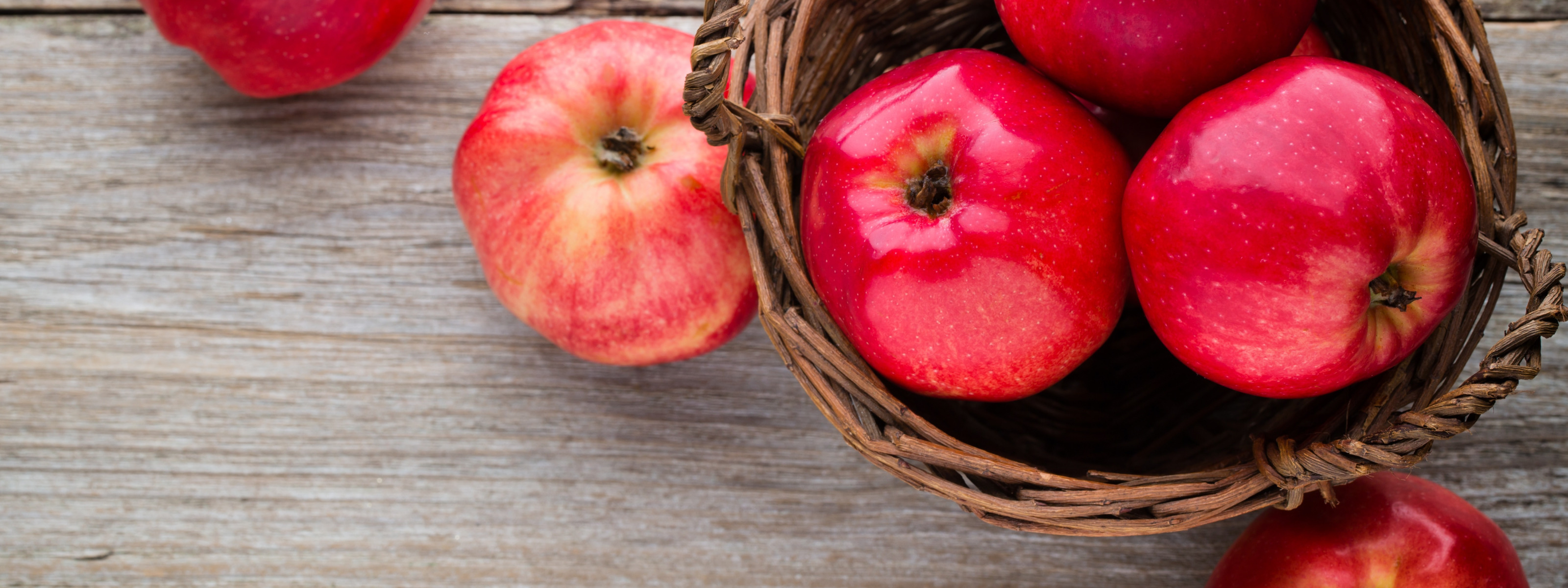 Сонник яблоки собранные. Розовые яблоки фото. Обои магазин яблоко. Видеть во сне красные яблоки. К чему снятся яблоки женщине красные большие.