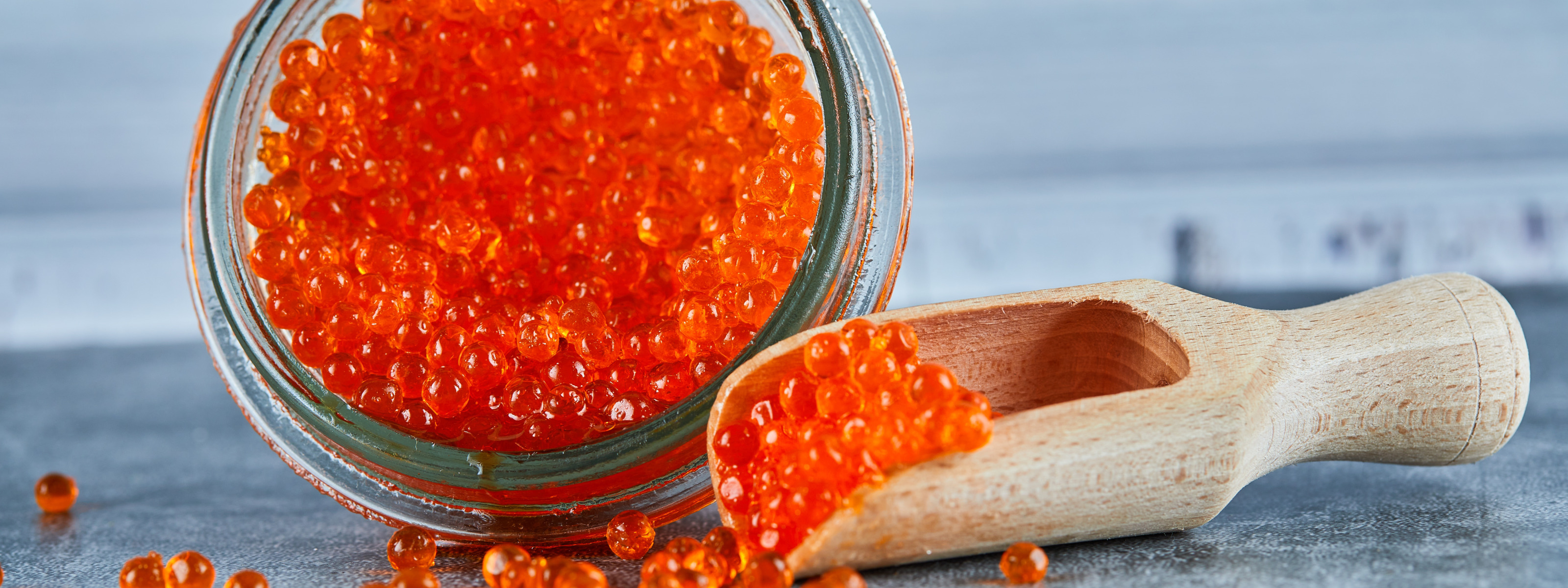 Икра за 1 миллион. Поддельная икра. Икра. Красная икра производители. Палочки лосося в магазине красная икра.