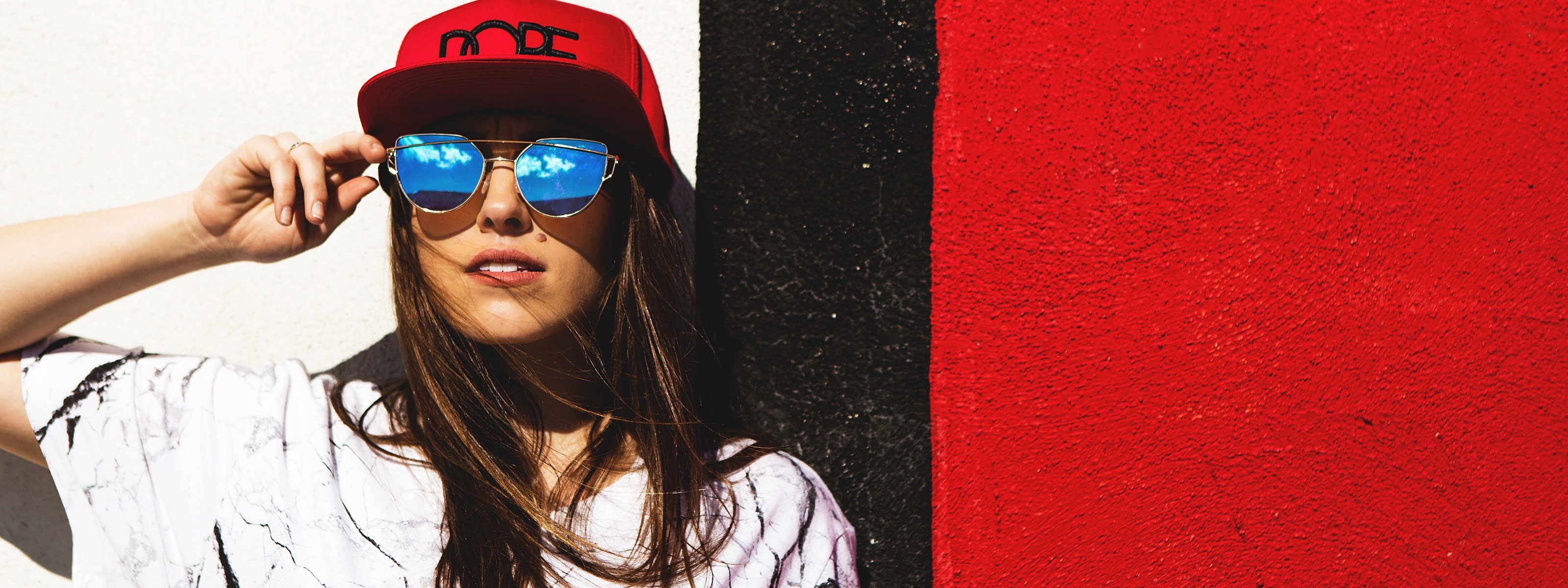 Кепка и солнцезащитные очки. В очках и красной кепке. Девушка в очках на фоне стены. Очки под кепку. Фейс стиль