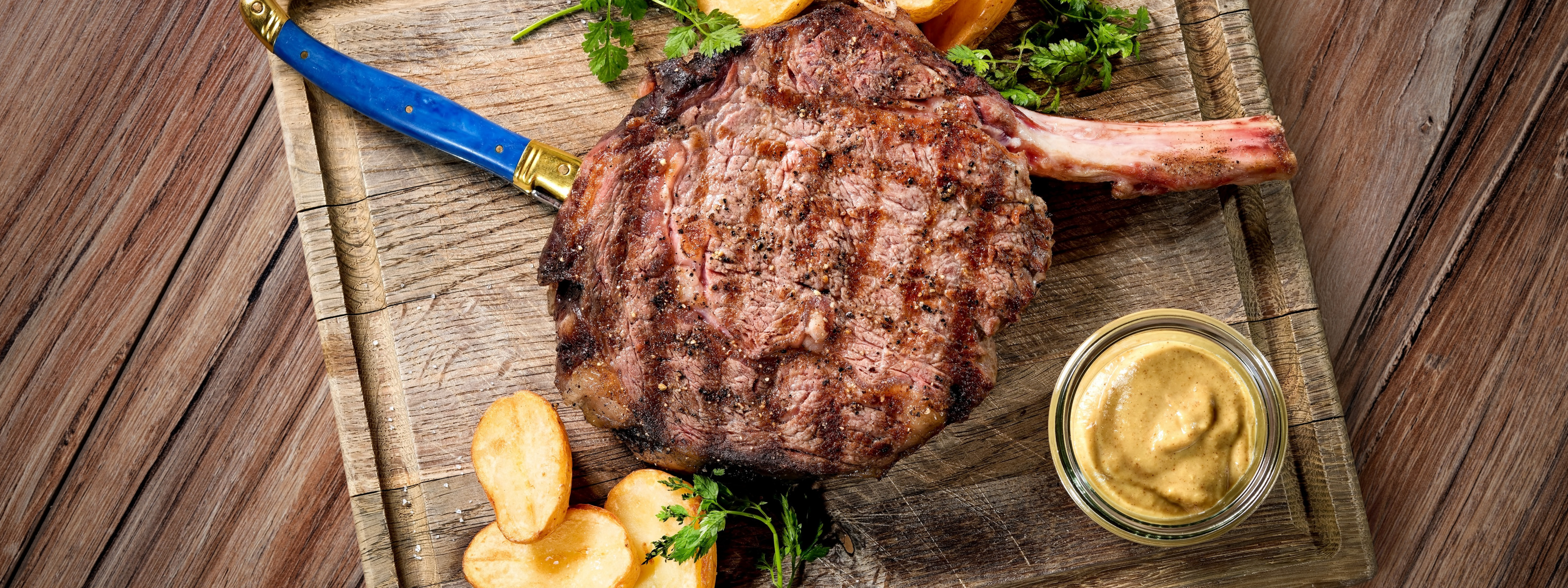 Steak and mashed potato dish. стейк с горчицей. горчичный стейк. говядина с овощами гриль. стейк с картошкой фри.