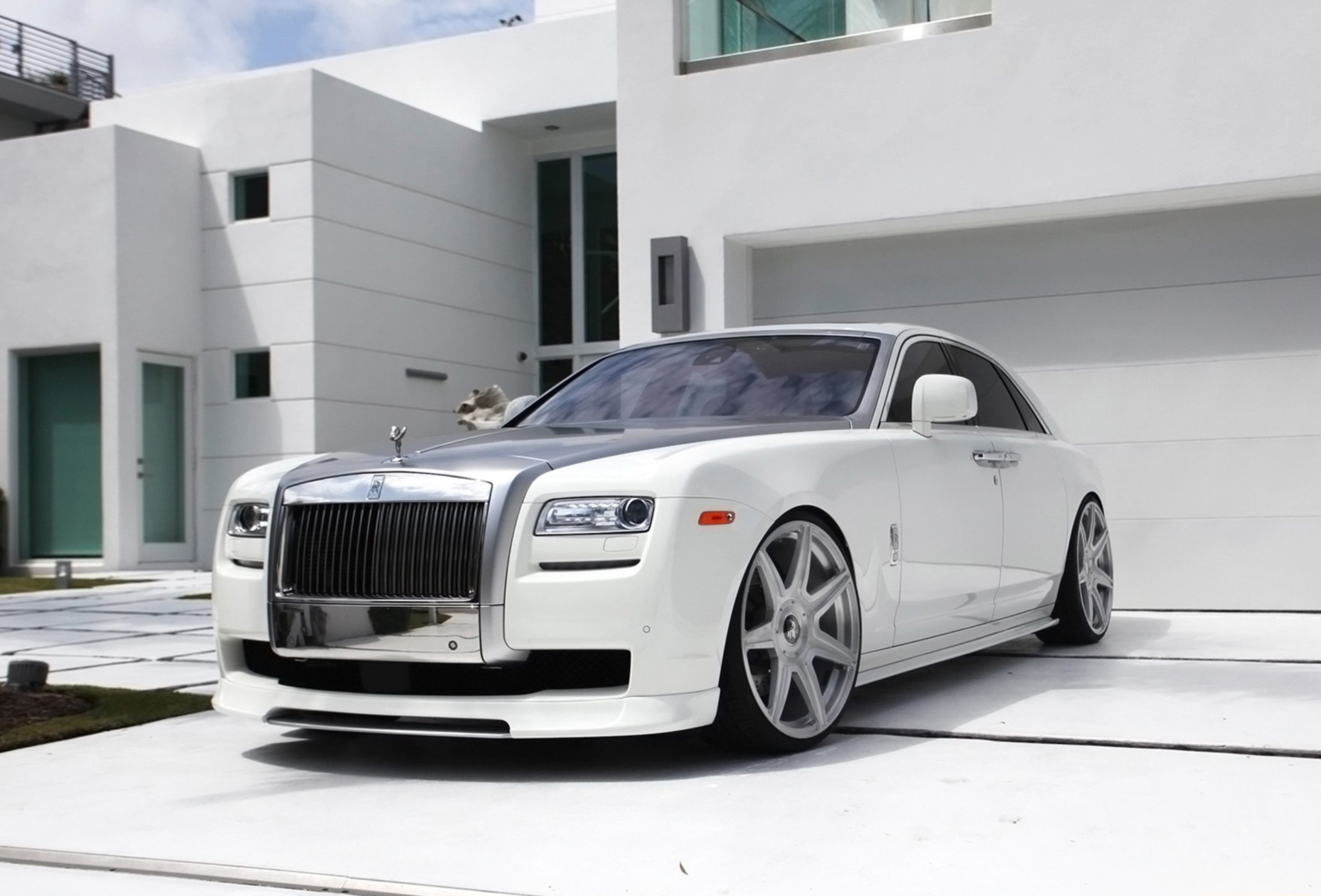 Белый роллс. Rolls Royce Phantom 2021 Tuning. Rolls Royce Ghost. Rolls Royce Ghost 2021. Роллс Ройс спортивный.