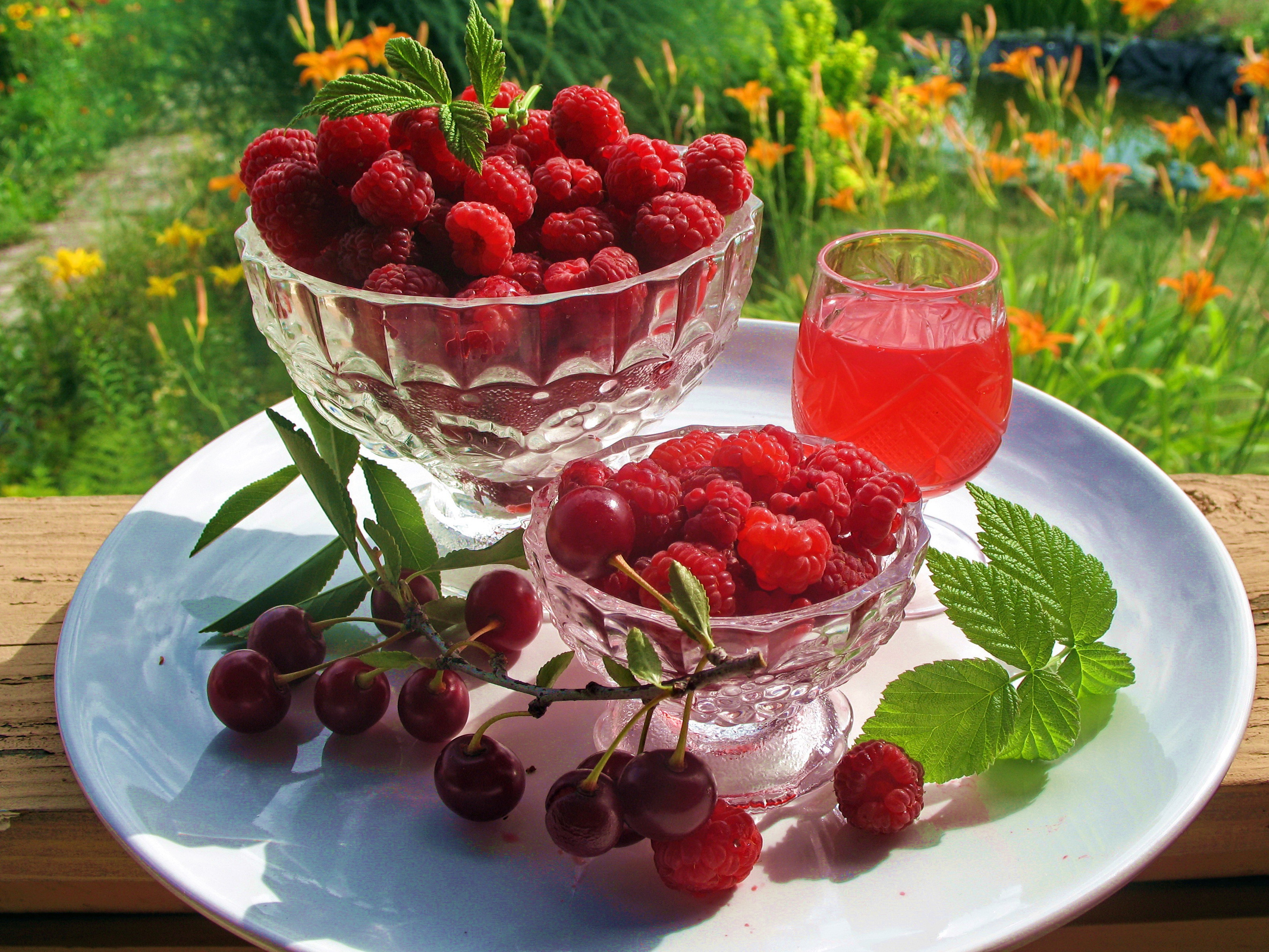 Ягода года года песня. Лето ягоды. Доброе утро лето ягоды. Хорошего летнего настроения. Лето фрукты ягоды.