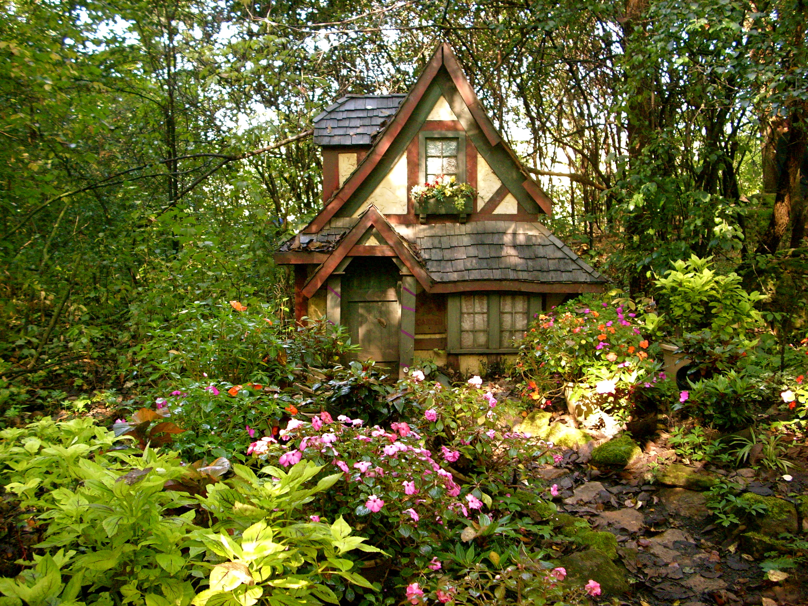 Воскресная дача. Красивые сказочные домики. Красивая дача. Маленький домик в саду. Красивые небольшие домики.