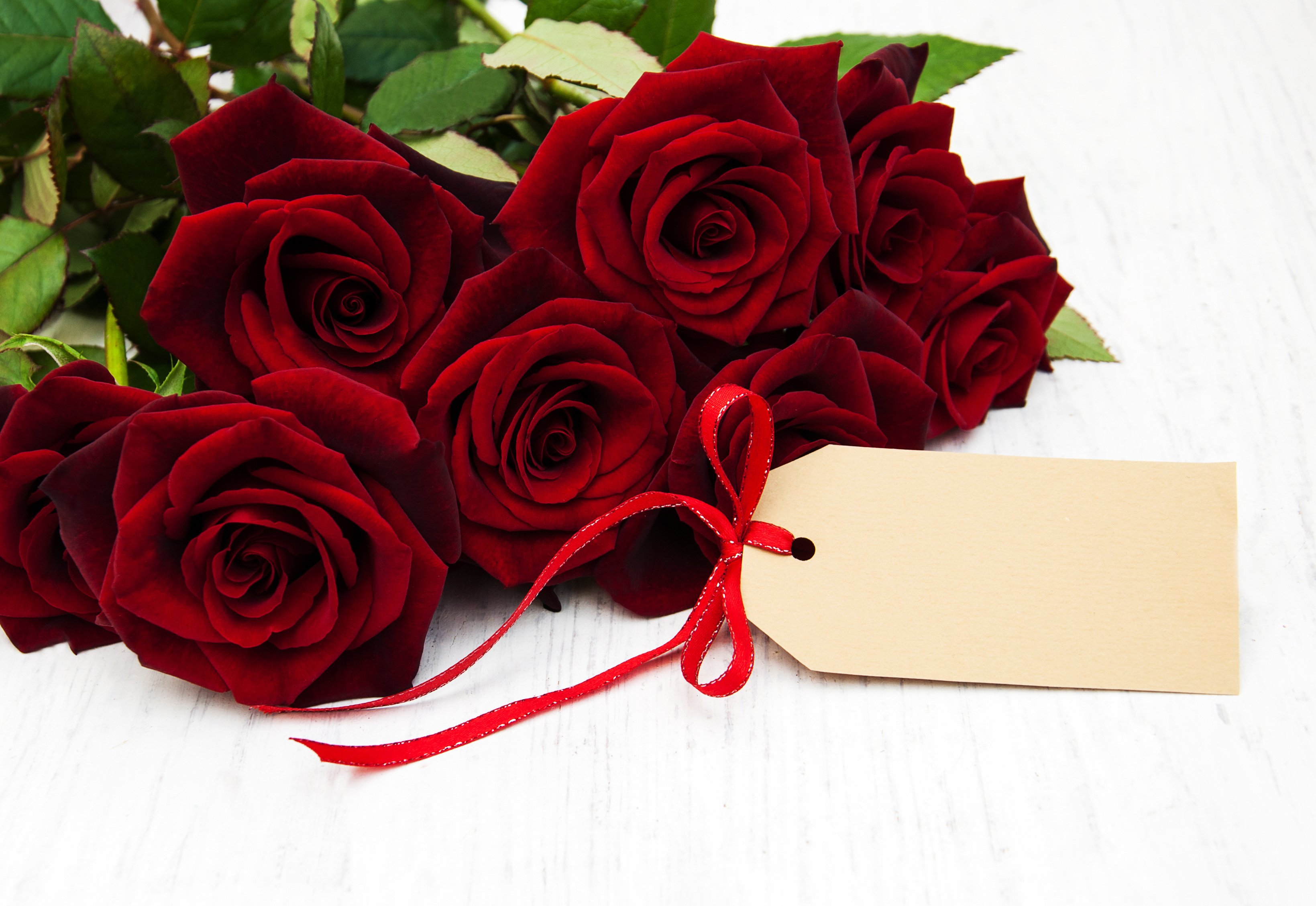 Поздравительные открытки красивой девушке. Открытки с розами. С днем рождения розы. Открытка с юбилеем розы. С днём рождения цветы красивые.