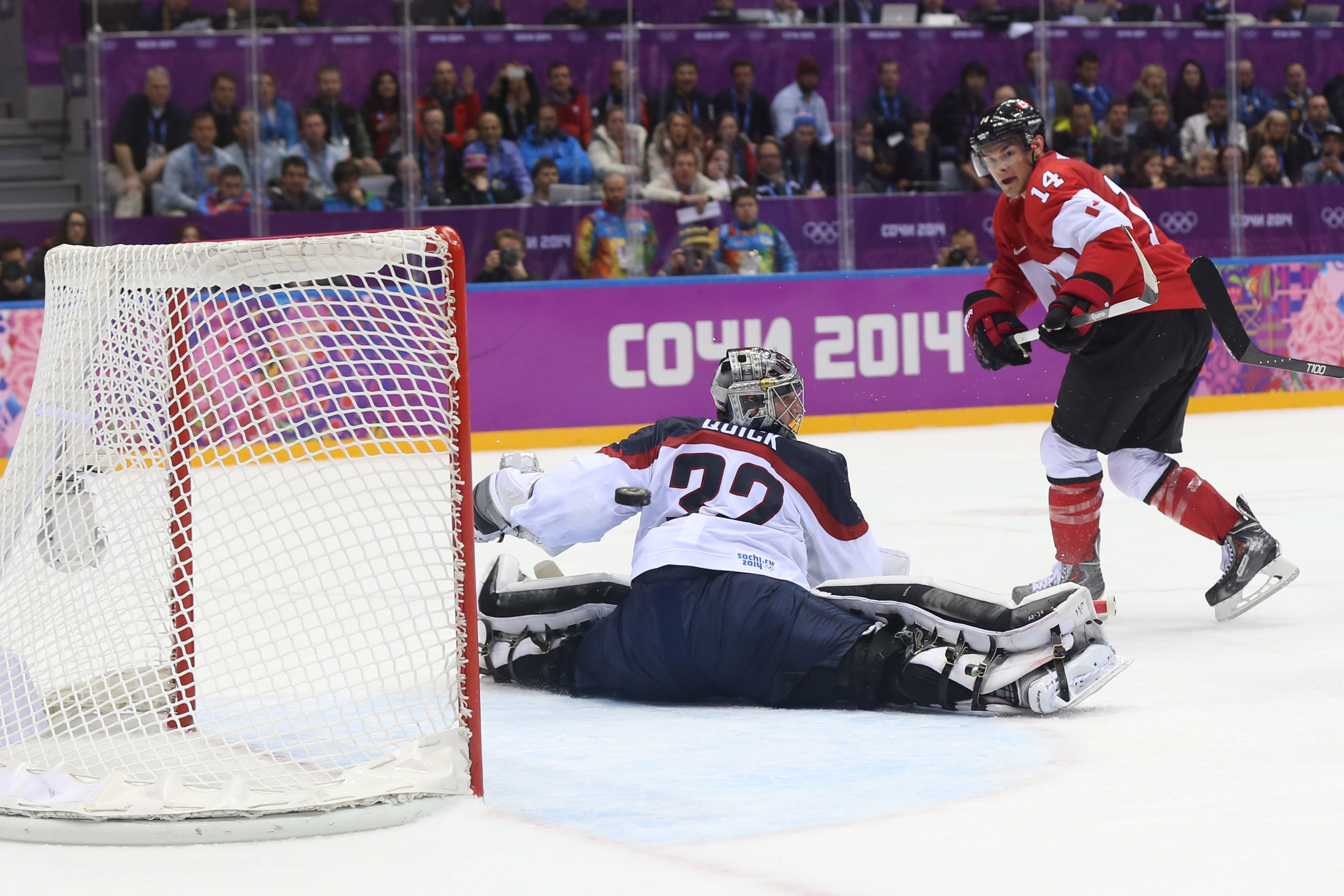 Игры хоккей есть сегодня. Джонатан Куик Сочи 2014. Шайба для хоккея. Хоккей фото. Хоккей с шайбой на Олимпийских играх.