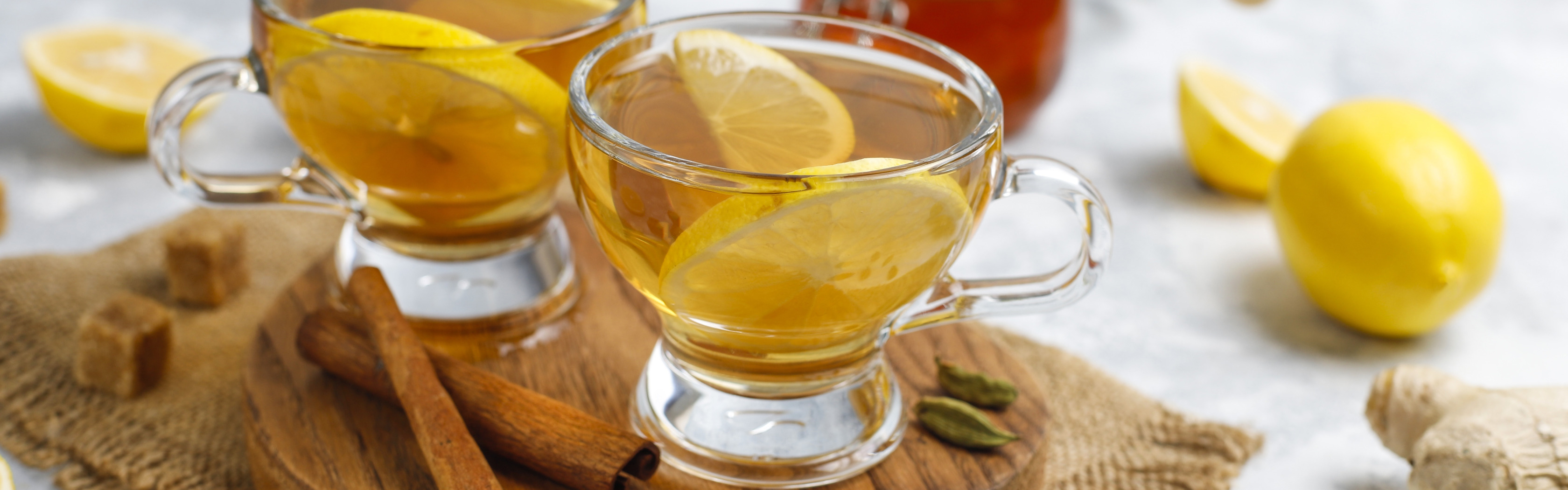 Лимон и корица пить. Мед в чашке. Полная чаша с медом. Крепкий алкоголь с медом и корицей. Лимон и корица напиток в банки.