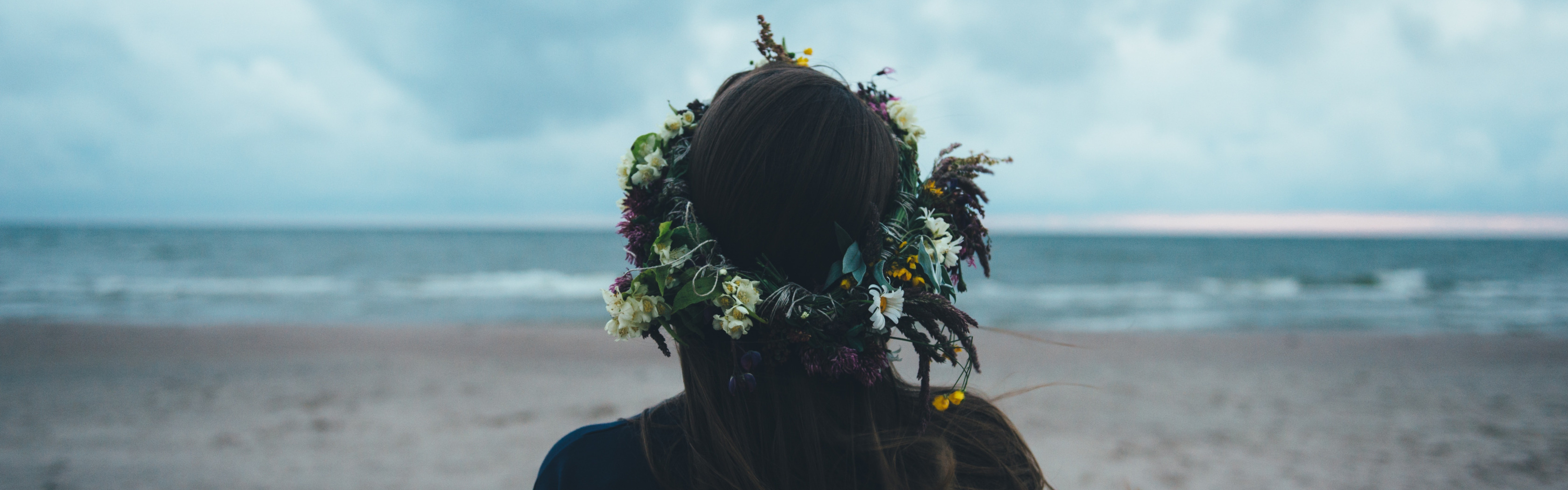 Yeji crown on my head перевод. Девушка в венке со спины. Девушка с венком на голове со спины. Парень с девушкой в венках. Танец девушки с венком на голове.