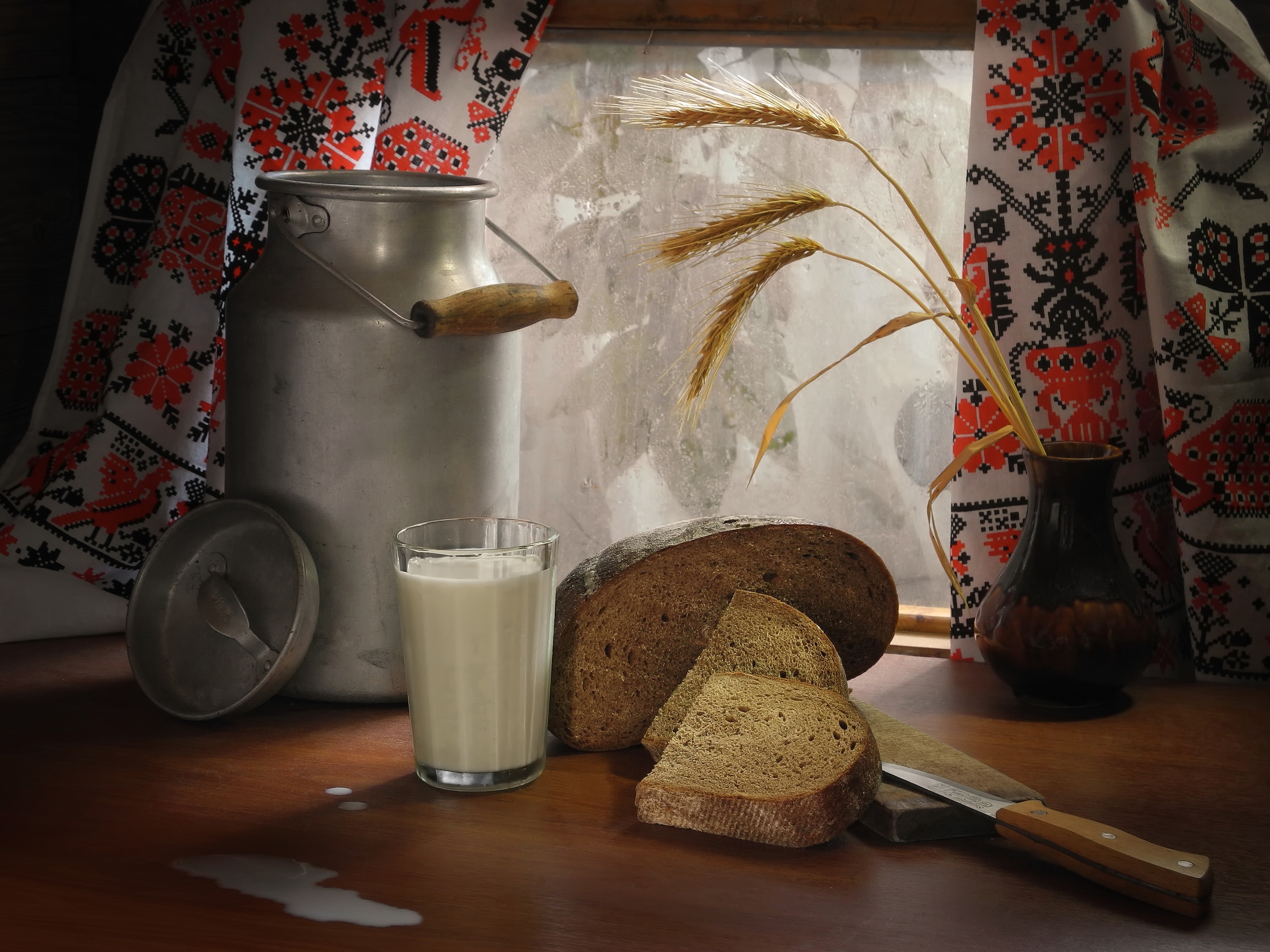 Пахло свежим сеном. Натюрморт с хлебом и молоком. Натюрморт в деревенском стиле. Натюрморт с хлебом. Деревенский натюрморт с молоком.