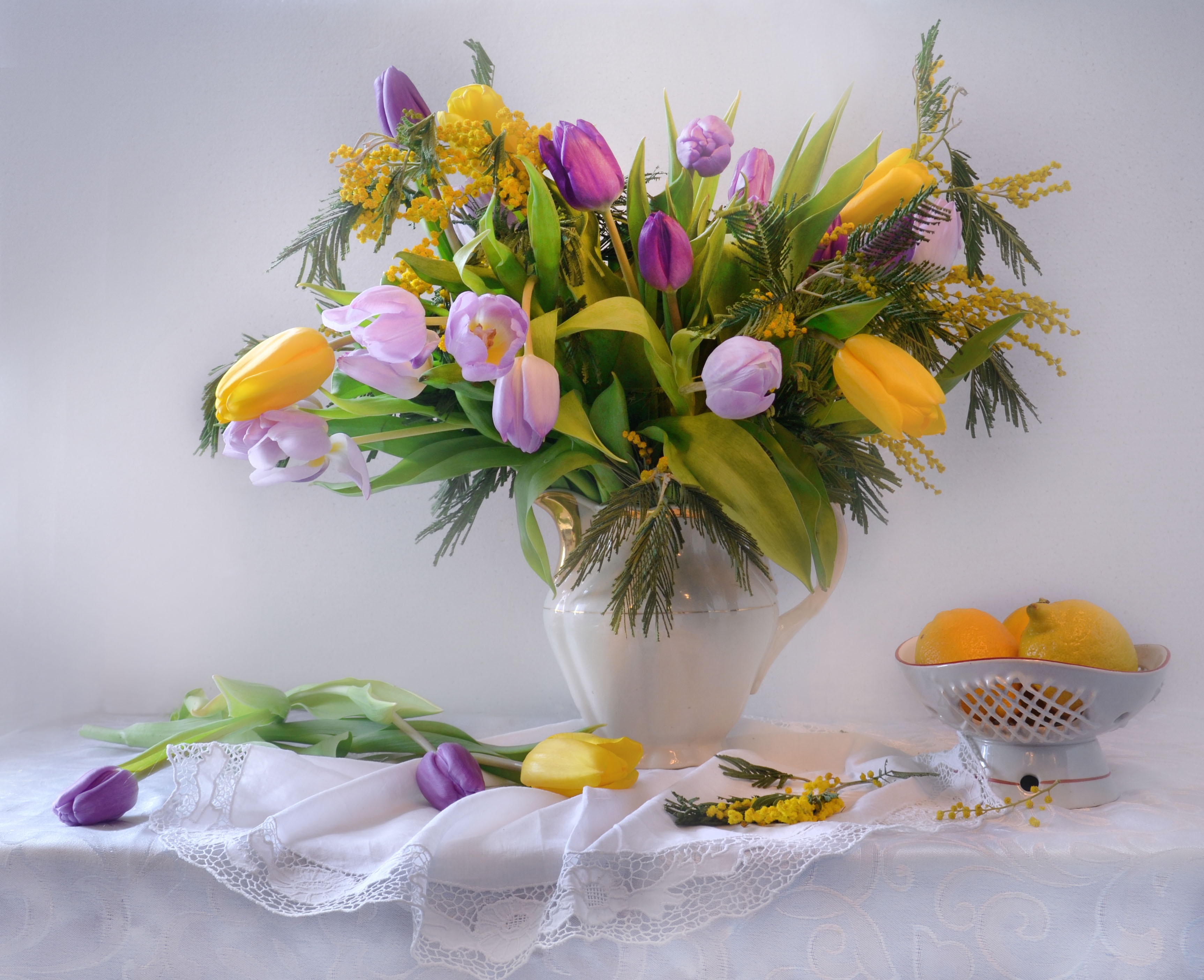С добрым утром тюльпаны с пожеланиями красивые. Весенний букет с мимозой и тюльпанами. Мимоза и тюльпаны. Весенний букет с мимозой.