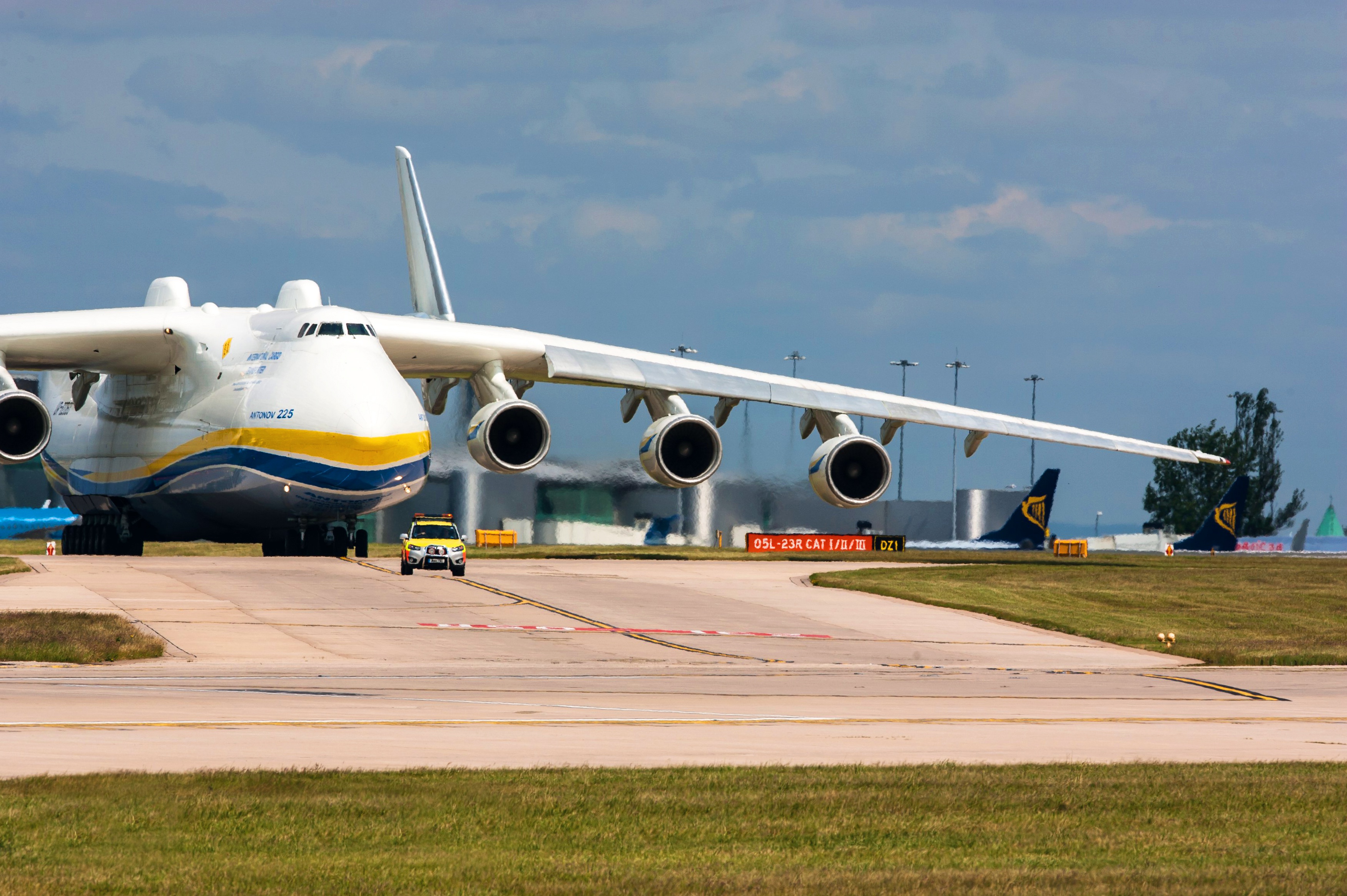 Огромный самолет. АН-225 Мрия. Антонов Мрия АН-225. Самолет Мрия АН-225. Самолёт Антонов 225 Мрия.