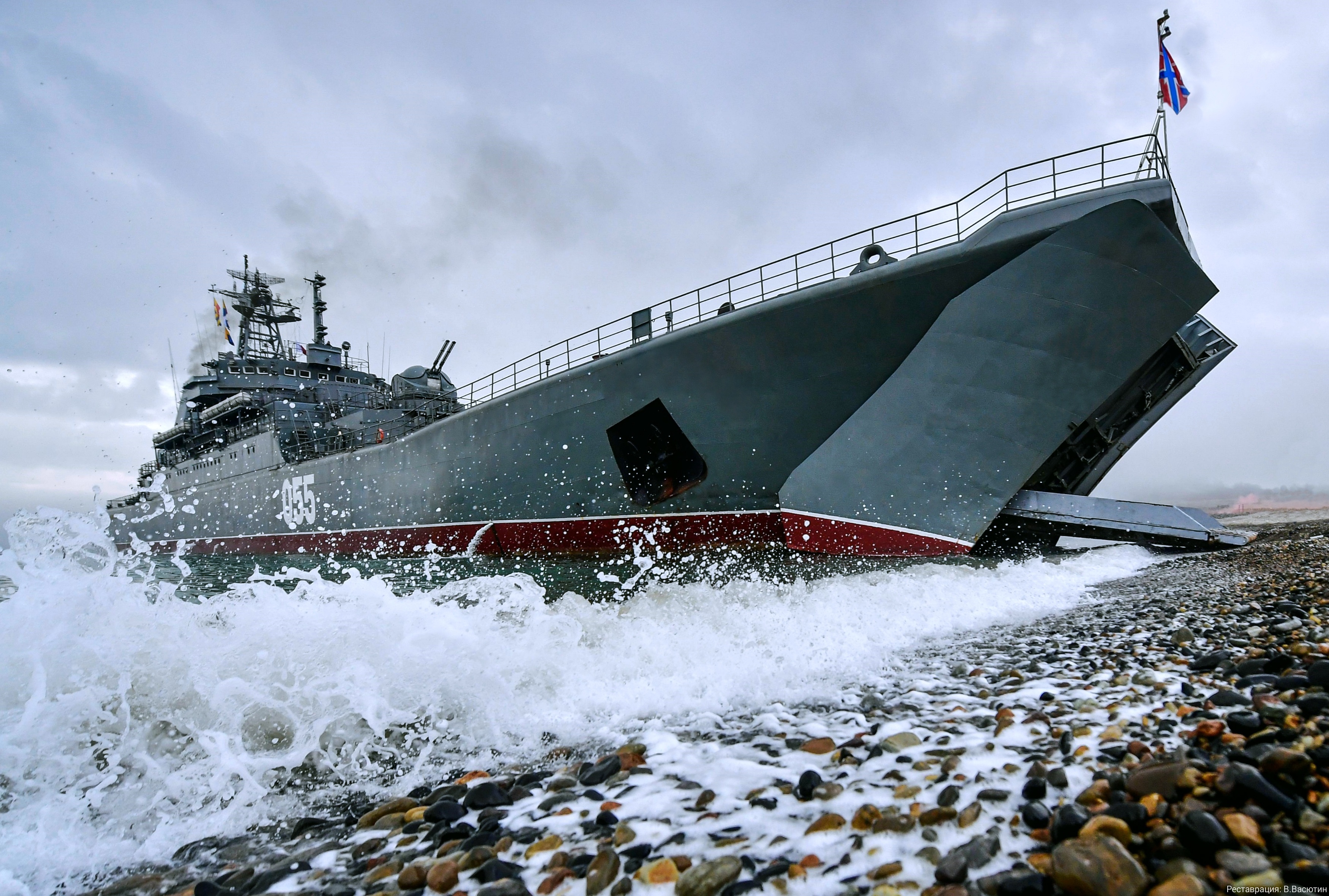 Бдк атакован. Адмирал Невельской корабль. Адмирал Невельской большой десантный корабль. БДК 98 Тихоокеанского флота. БДК 055 ТОФ.