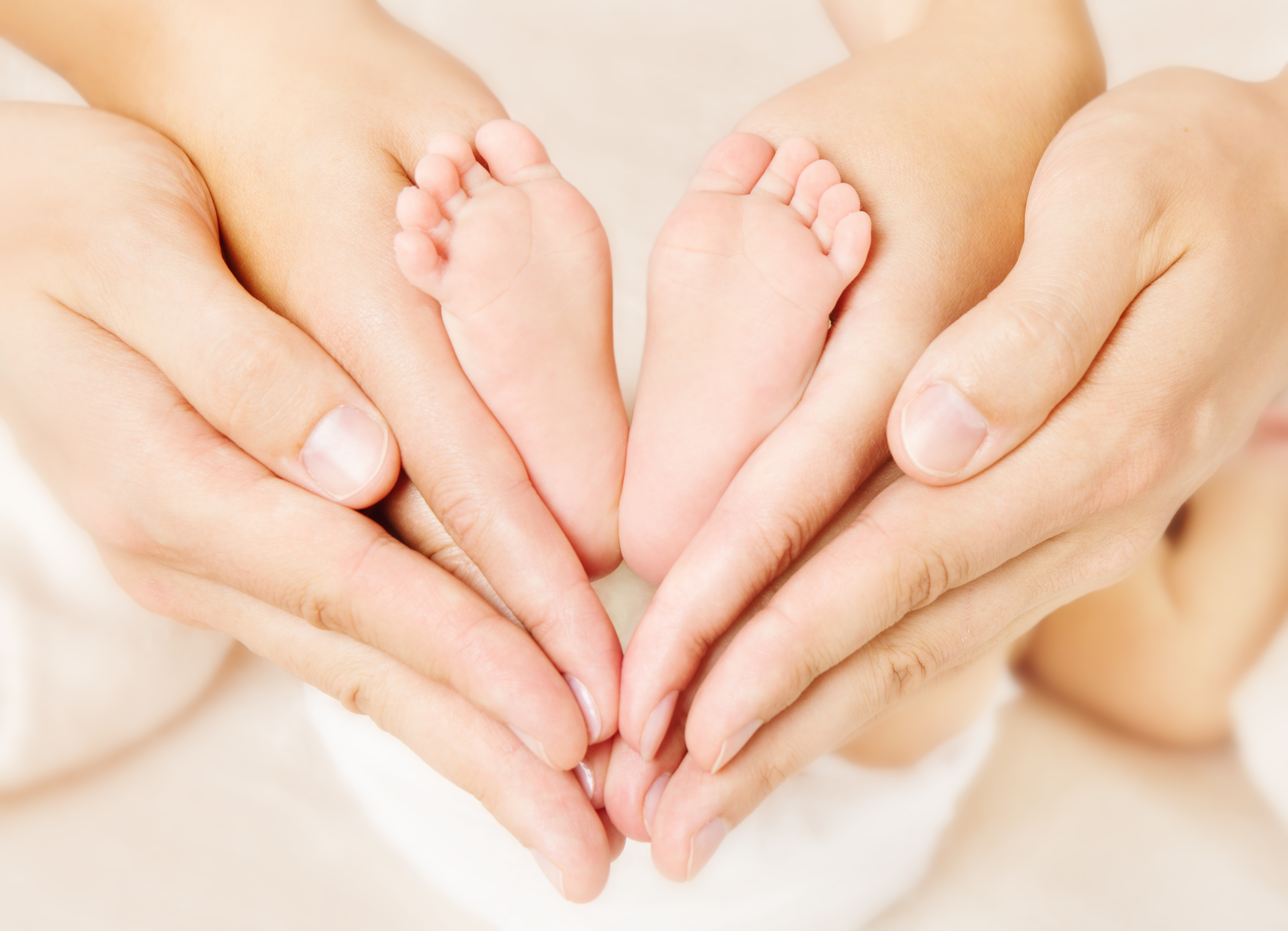 Папино сердце. Пяточки младенца в руках. Ножки ребенка в руках. Ножки ребенка в руках родителей. Ножки новорожденного ребенка в руках.