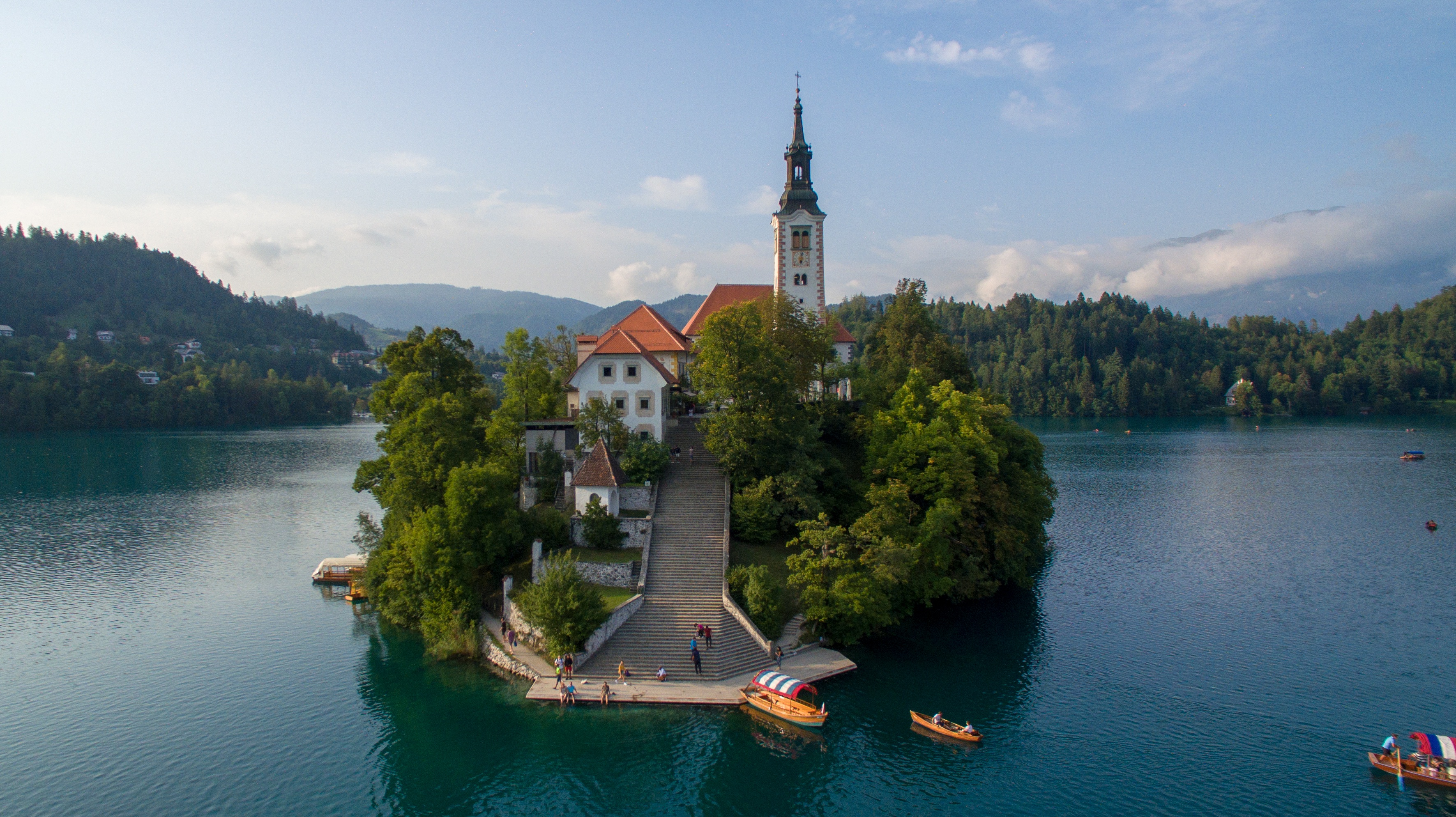 Словения. Озеро Блед Словения. Озеро Блед в Словении с Церковью. Сербия озеро Блед. Озеро Блед часовня.