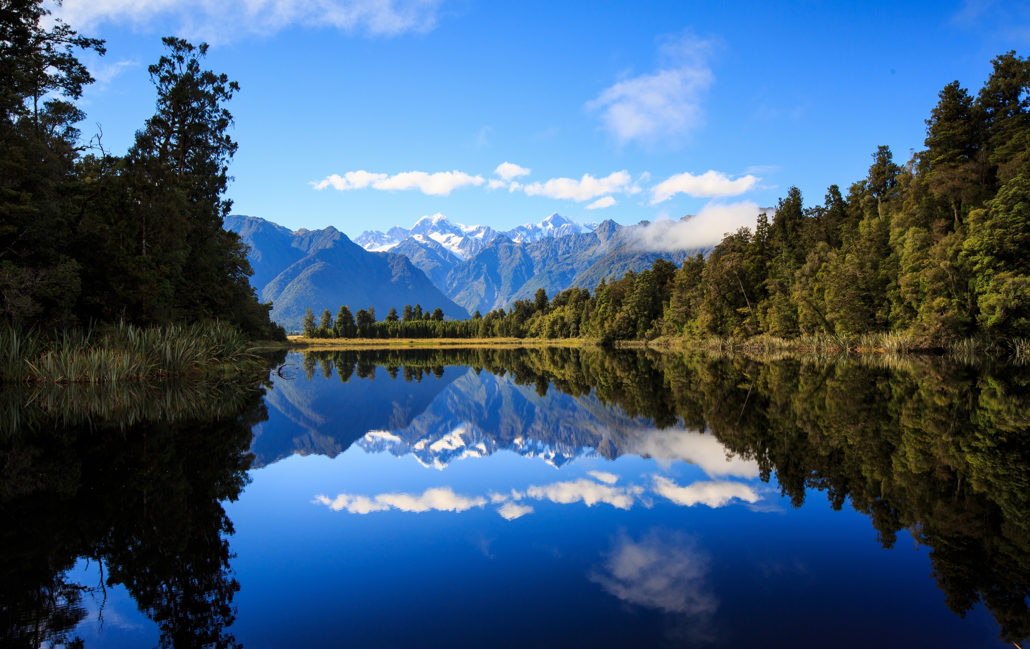 Реки и озера интересно. Озеро Мэтисон. Озеро Мэтсон, новая Зеландия. Река Новозеландия. Озера новой Зеландии.