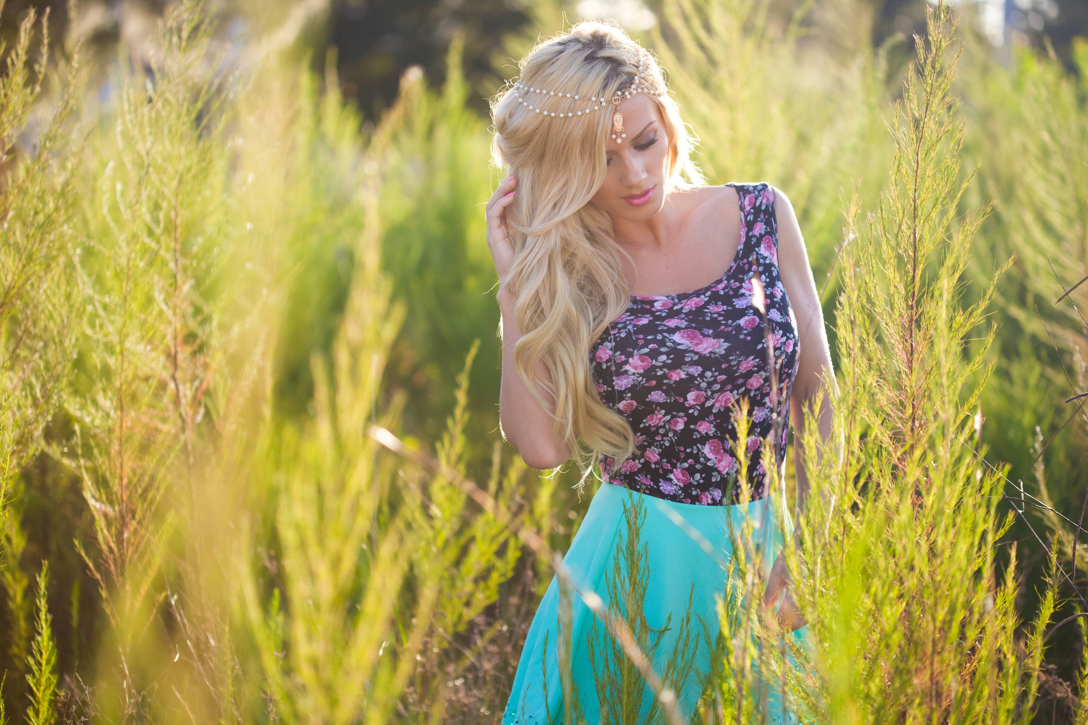 Картинка блондинка. Аида ridic. Aida ridic в поле. Аида фотомодель. Красивые блондинки на природе.