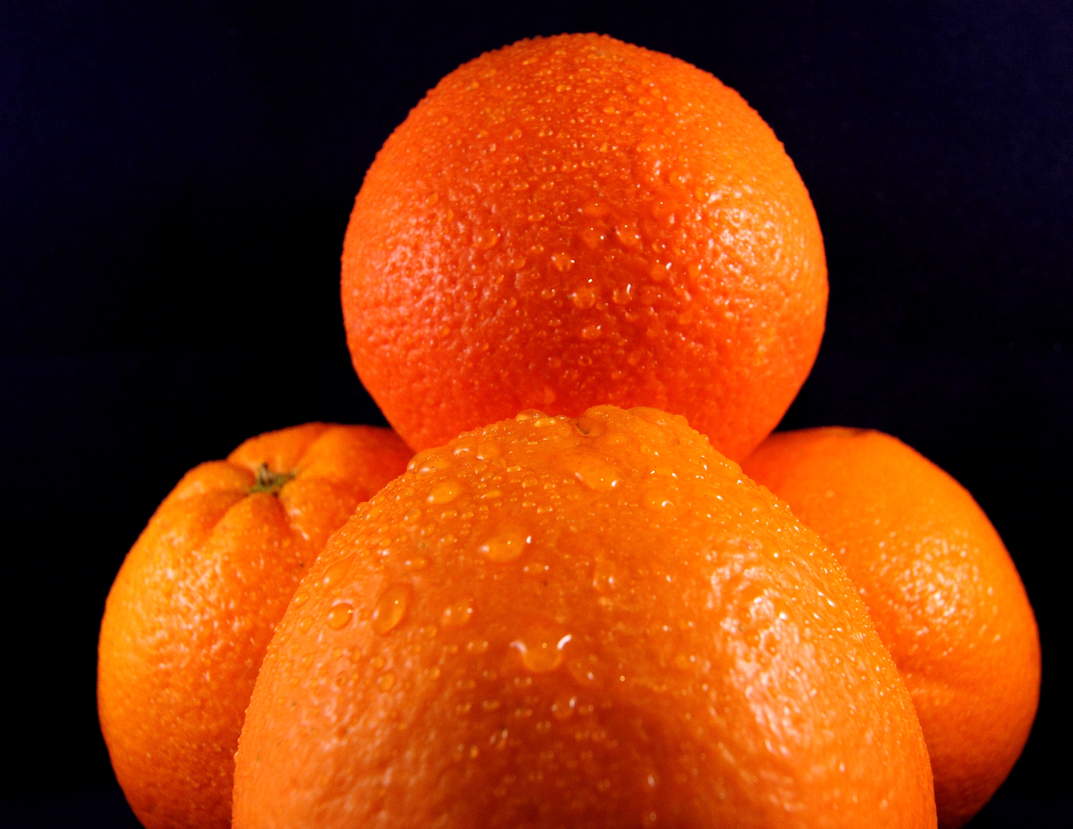 Море мандаринов. Апельсин. Оранжевый фрукт. Фрукты оранжевого цвета. Апельсин на черном фоне.