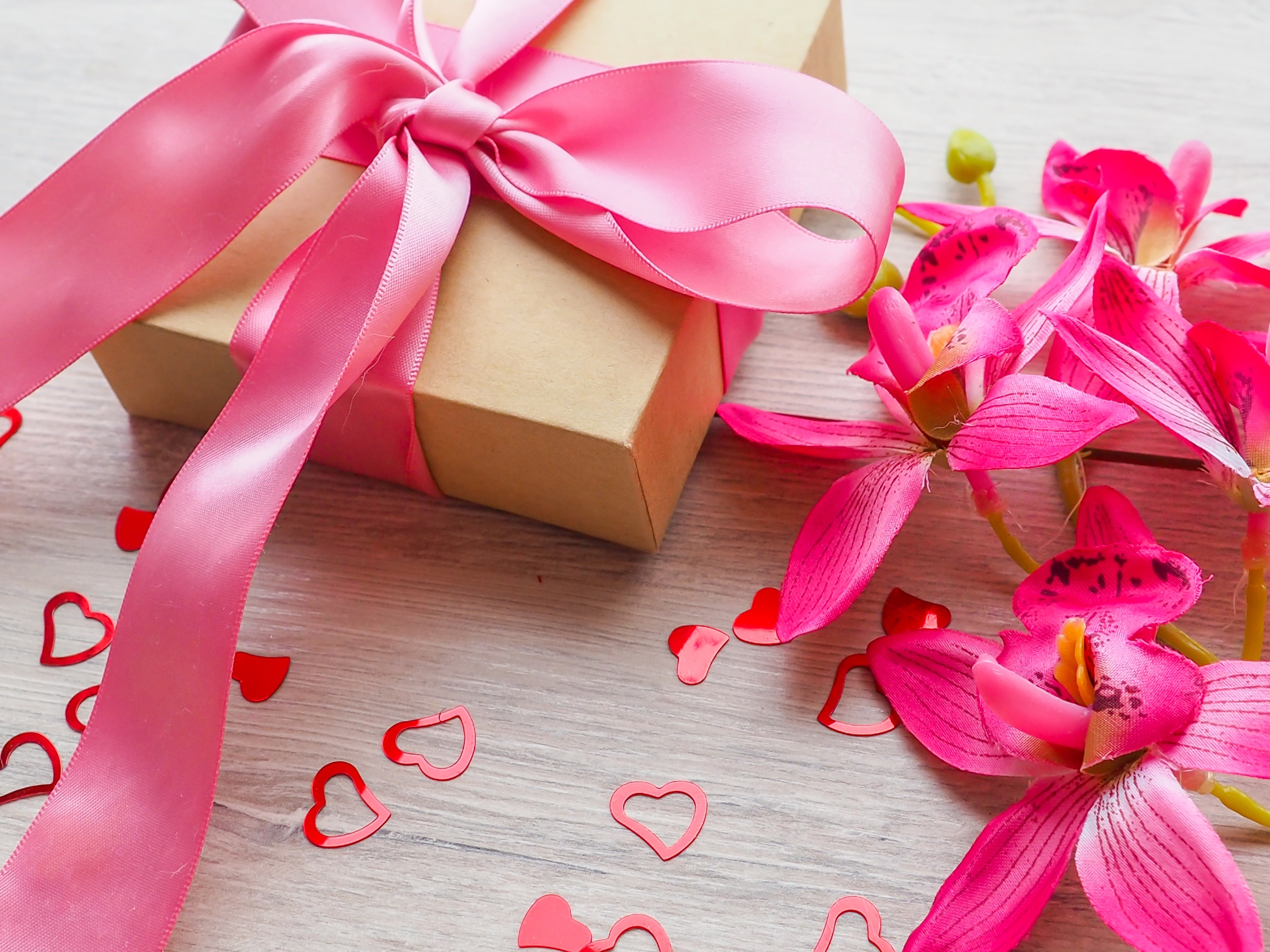Красивый подарок женщине на день рождения. Цветы в подарок. Красивые подарки. Подарок розовый. Красивые подарки для женщин.
