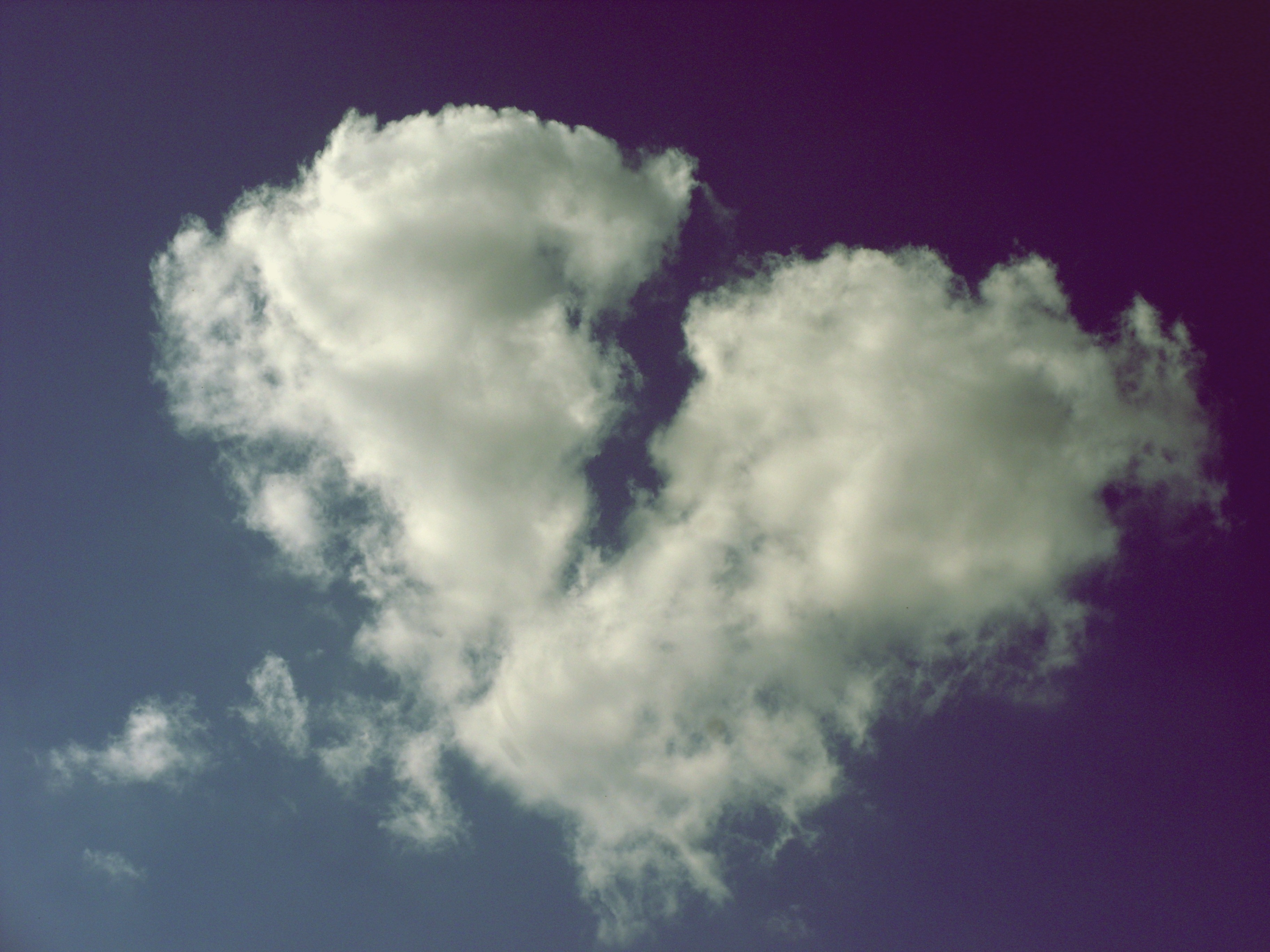 Тучи словно разбитая. Облако в виде сердца. Облако в виде разбитого сердца. Облако в виде сердечка. Сердечко в небе.