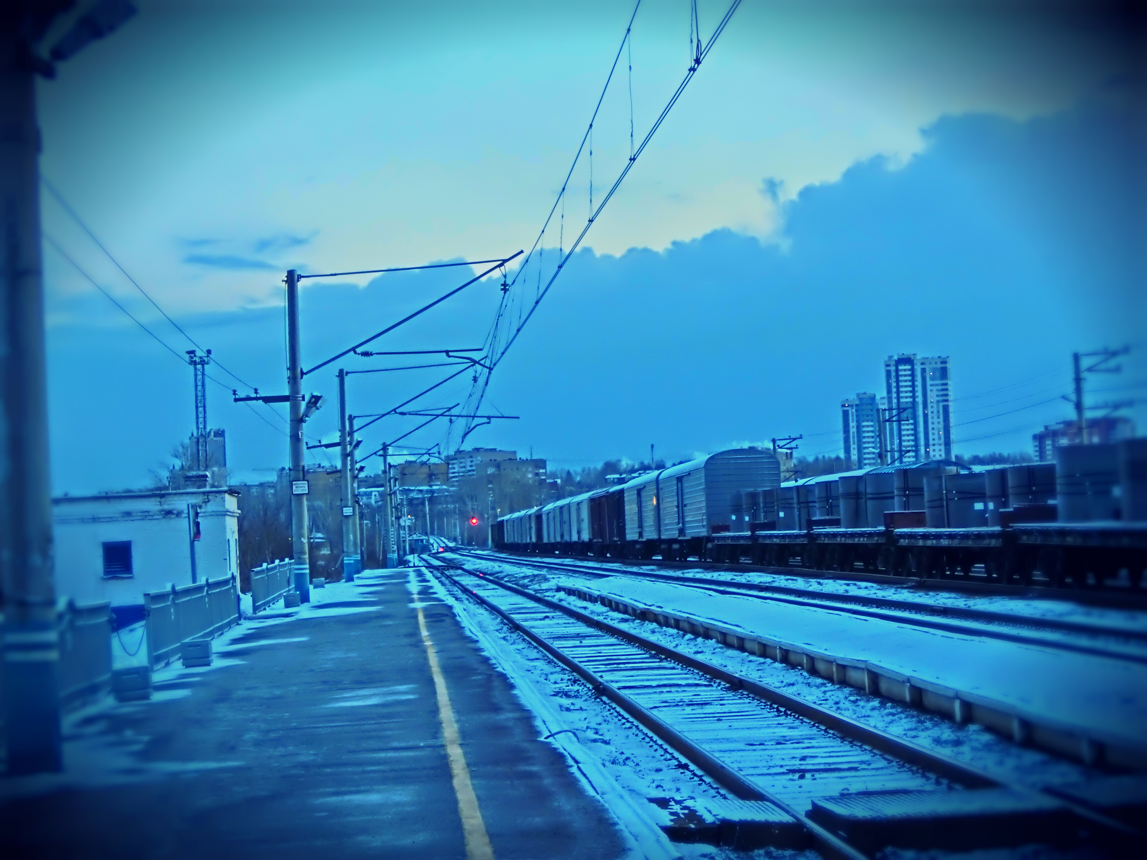 Жд пути. Поезд вечером. Поезд на электричестве. Поезда японии токио. Железная дорога контактная сеть.