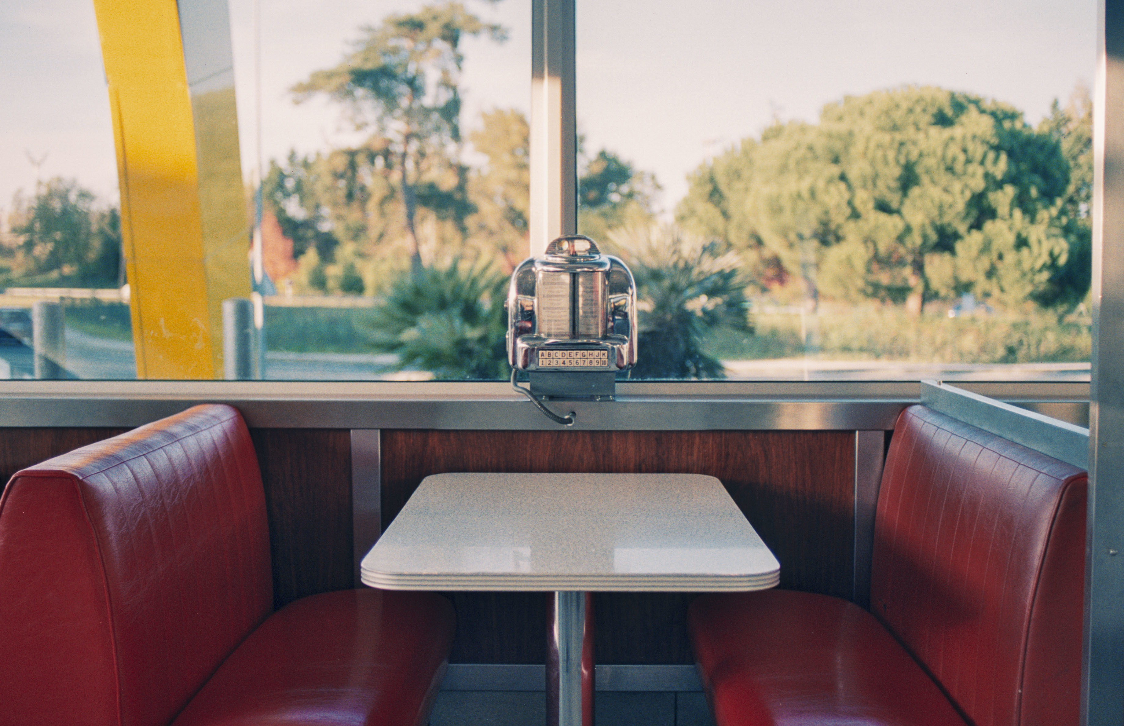Ресторан без телефонов. Столик в кафе. Столик в кафе у окна. Столики в кафе около окна. Столик у окна.