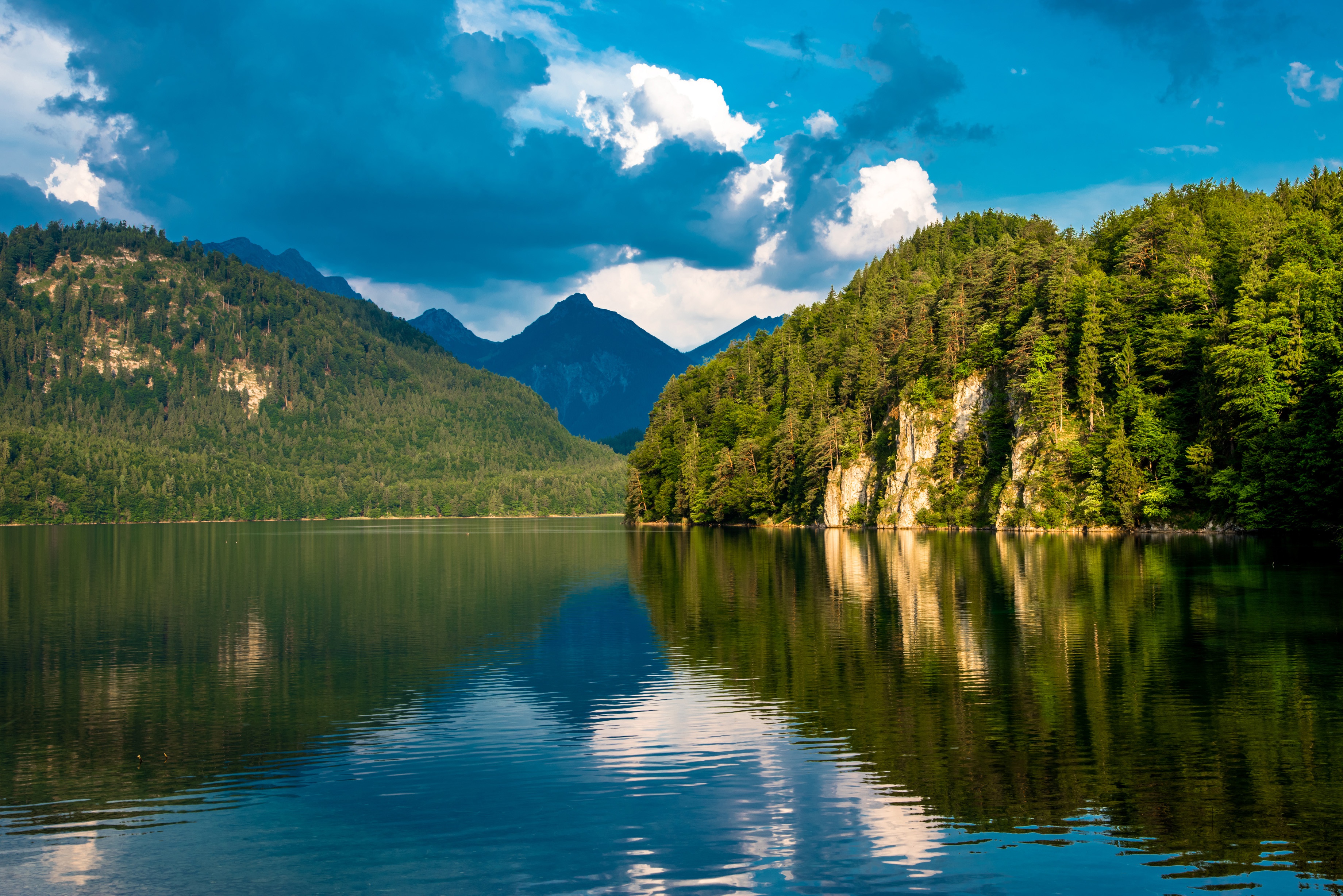 Мировые реки и озера. Озеро Рица Абхазия. Озеро Рица горы. Альпзее озеро Бавария. Горы Абхазии Рица.