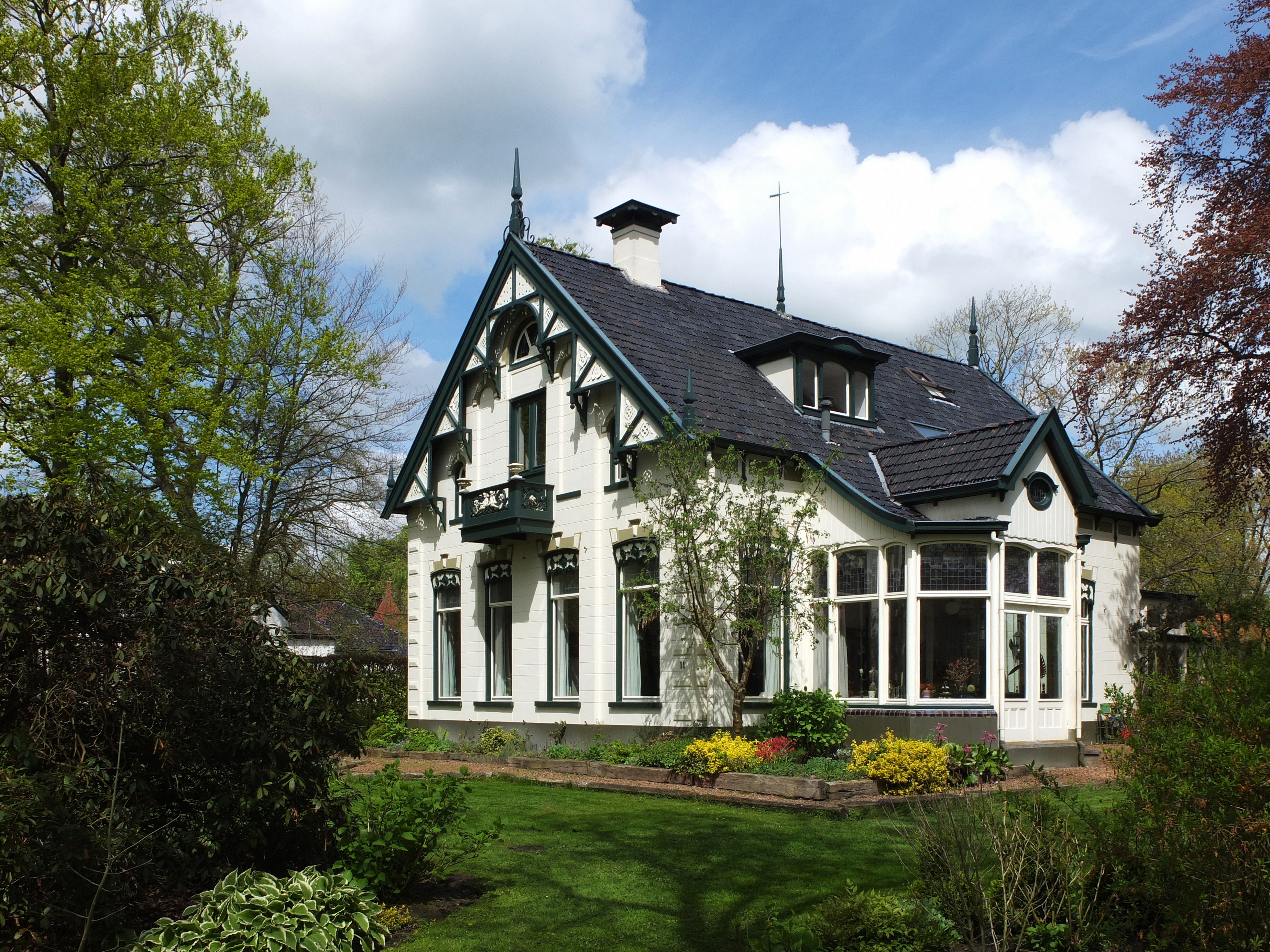 Голландская дом 3. Стиль Нео-Тюдор. Фасад в голландском стиле. Дом в голландском стиле. Домик в голландском стиле.