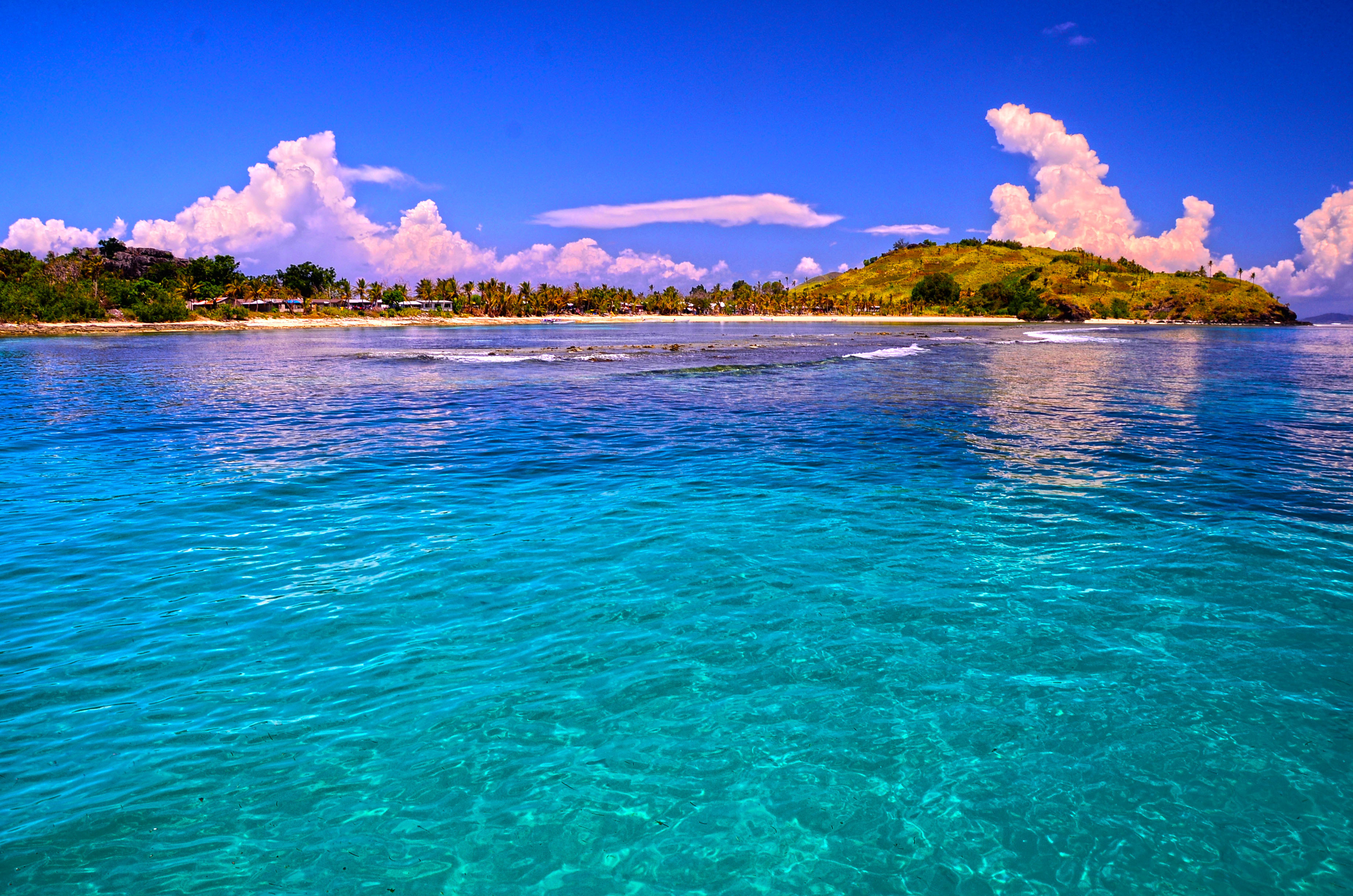 Удивительная красота реки озера или моря. Мальдивы голубая Лагуна. Бора Бора голубая Лагуна. Лагуна океан Мальдивы голубая. Голубая Лагуна, Фиджи.