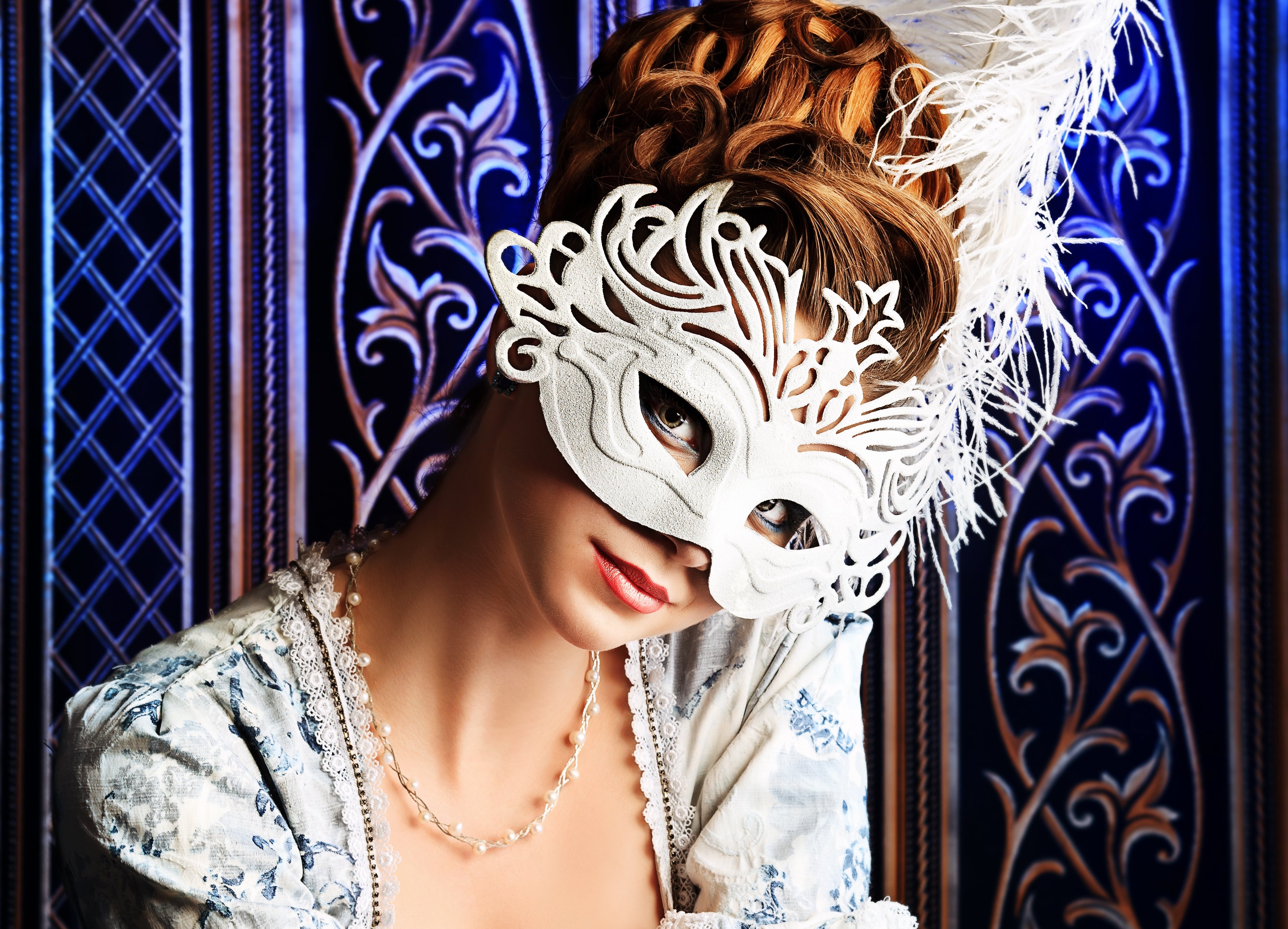 Модель в маске. Маскарадная маска. Девушка в маске. Красивые карнавальные маски. Венецианские маски женские.