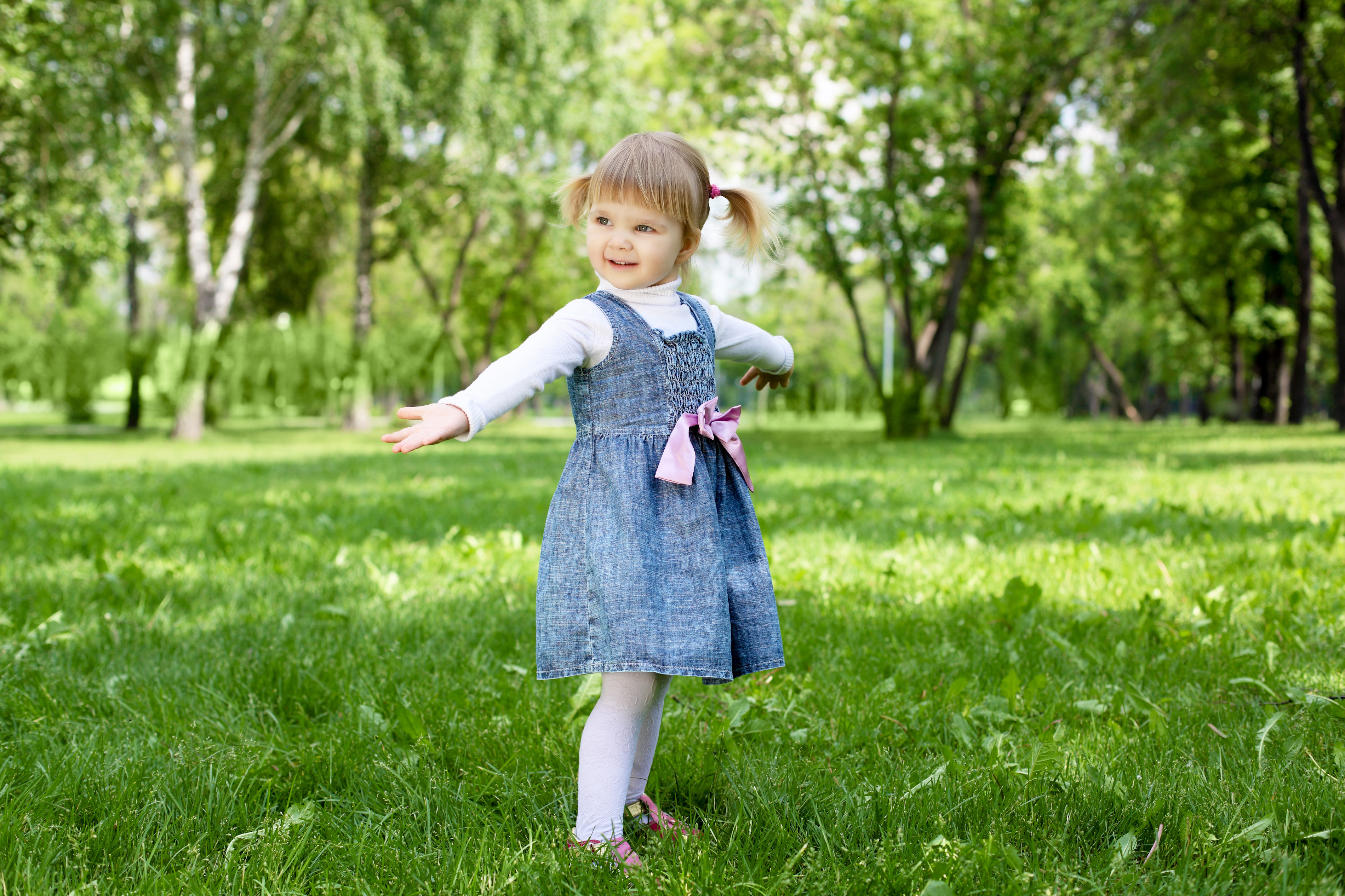 Маленькие девочки фулл. Ребенок девочка. Платье для девочки. Девочка в парке. Малыши летом в платье.