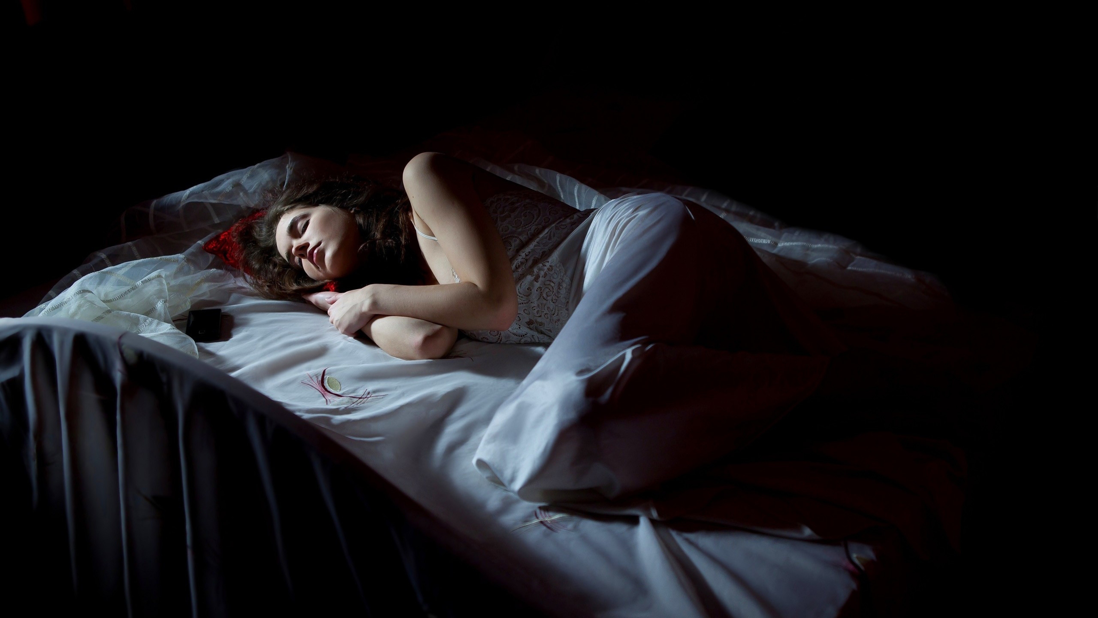 Мужчина в черном во сне. Девушка в кровати ночью.