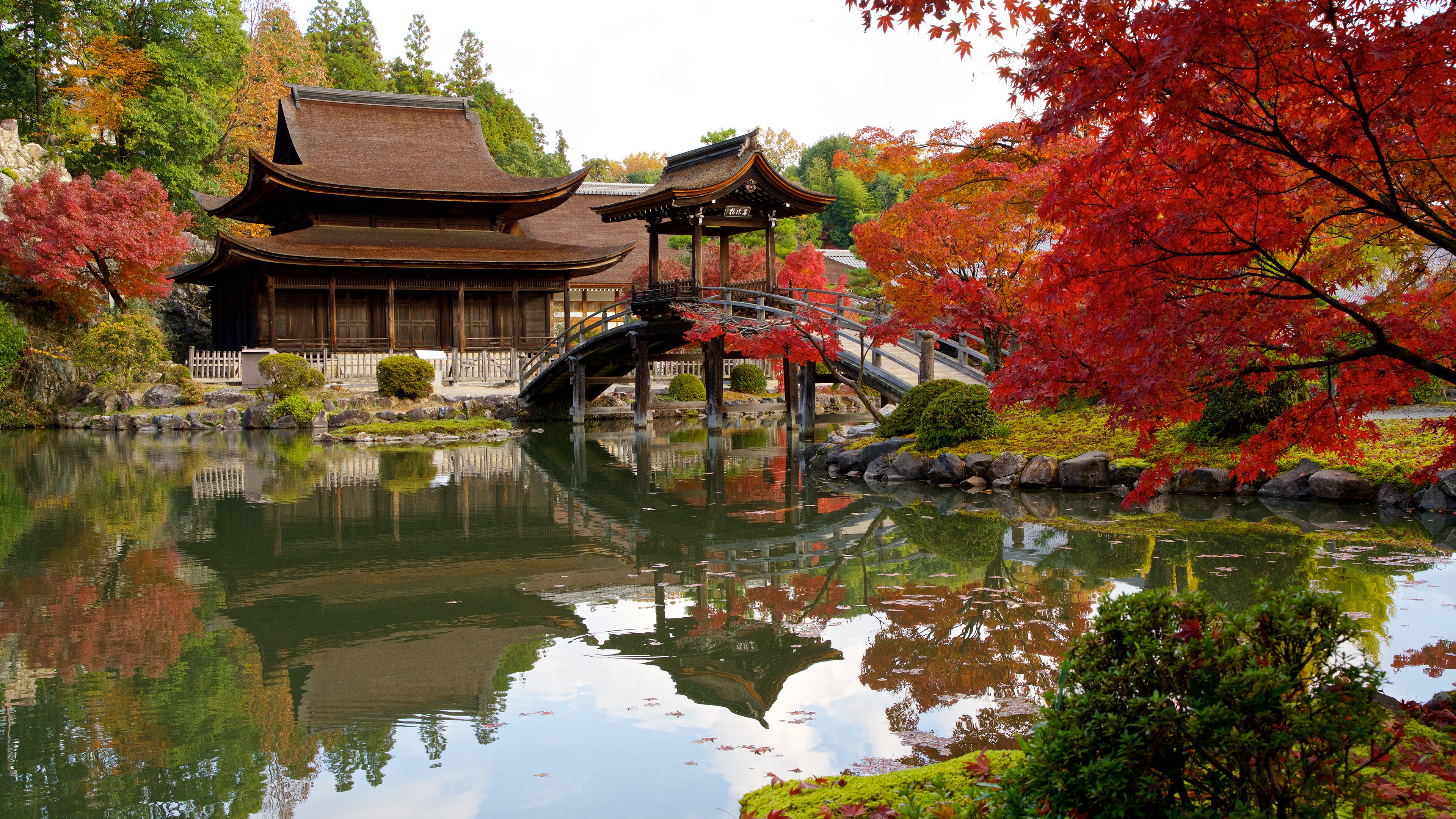 Озеро азии 4. Японский сад. Дом у пруда. Японский сад обои. Озеро в азиатском стиле.