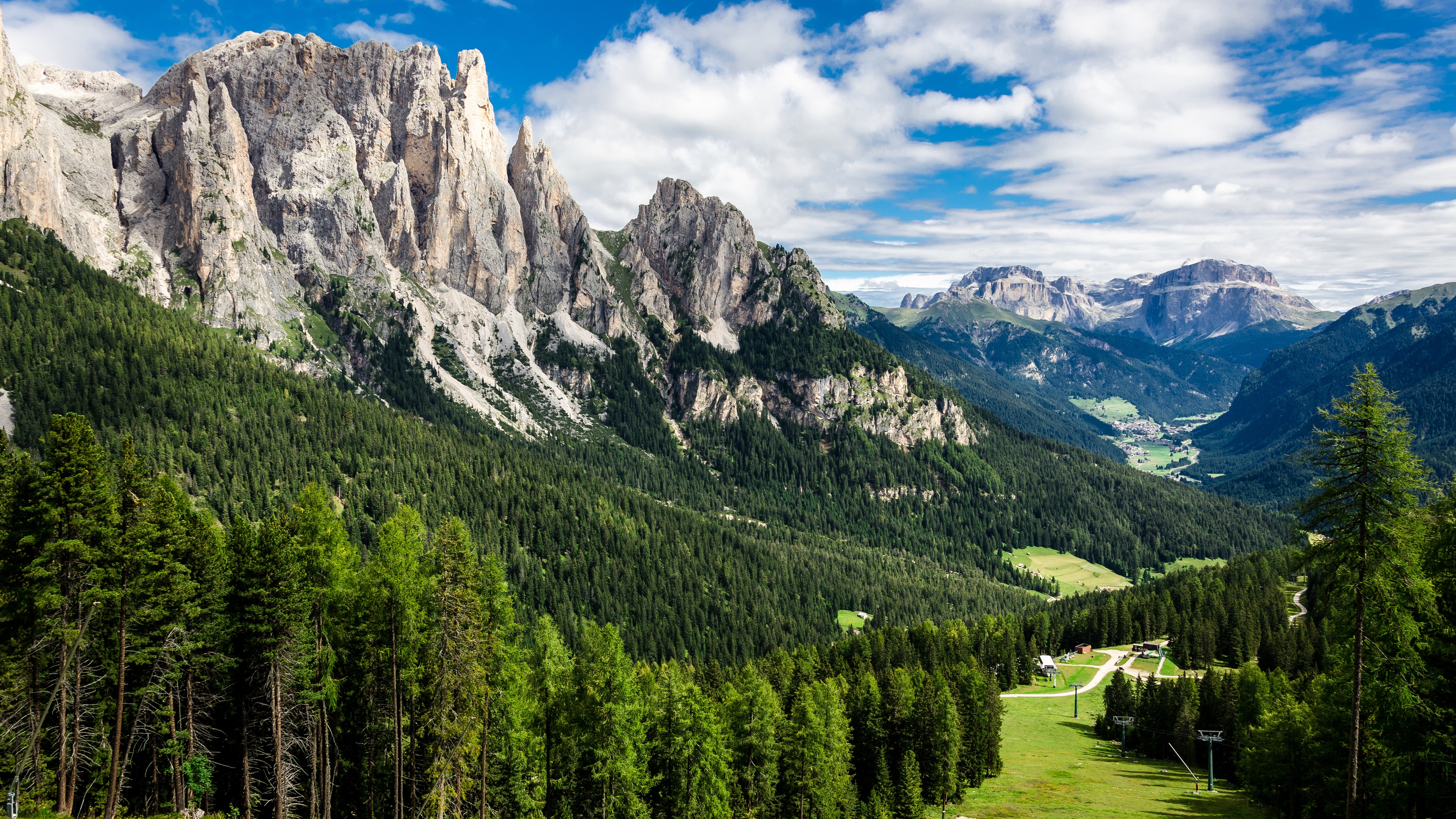 Mountains темы. Лесистые Карпаты. Лес горы. Лесистые горы. Горный пейзаж.