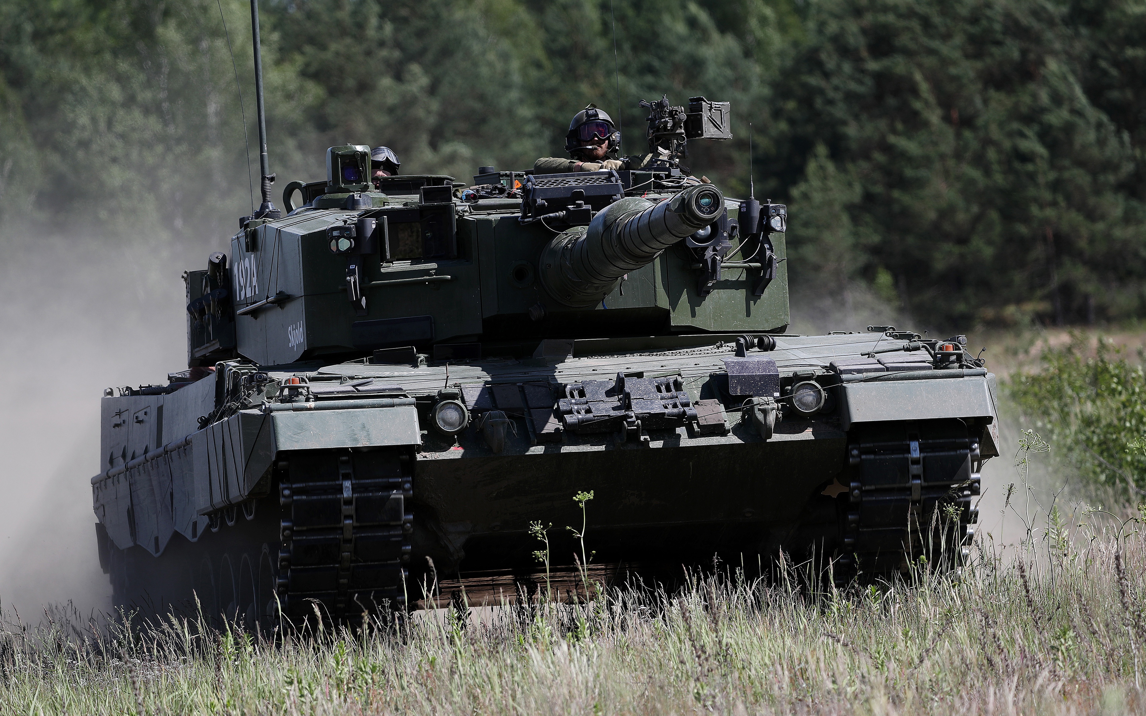 Современные немецкие танки. Танк леопард 2а4. Танки Leopard 2a4. Танк леопард 2. Леопард 2 Бундесвер.