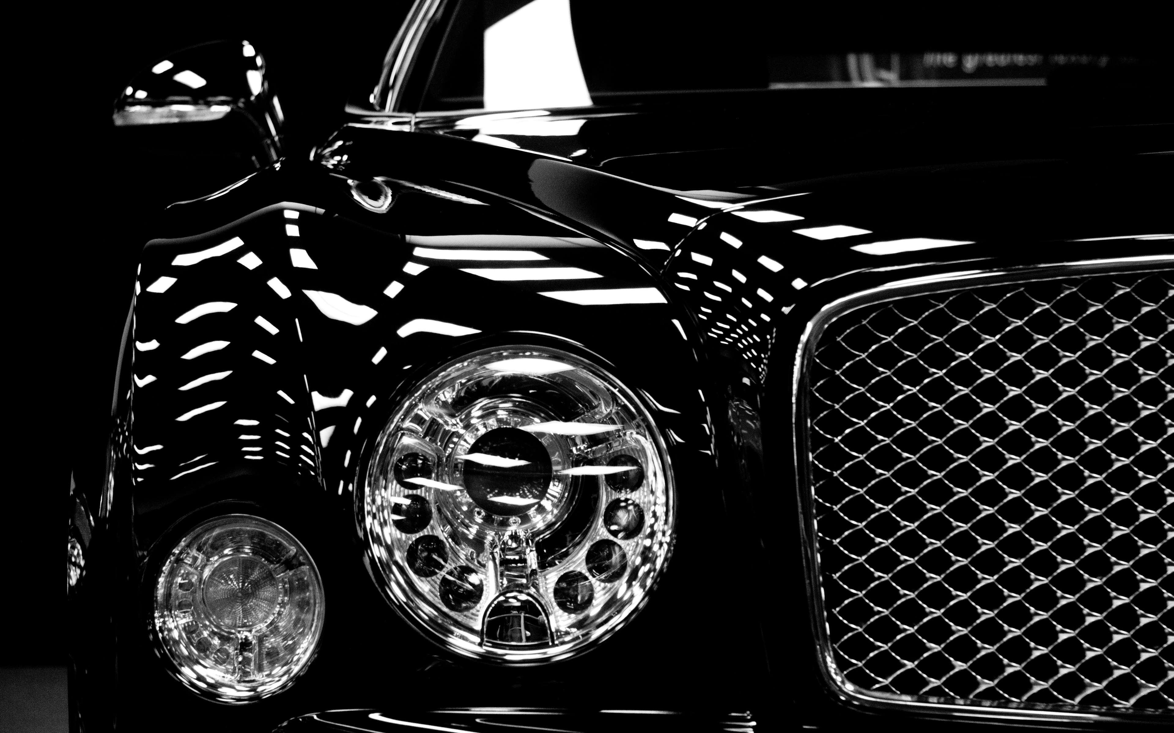 Фон в черном стиле. Bentley Bentayga черно белая. Автомобиль на черном фоне. Черный автомобиль на черном фоне. Машина черно белая.