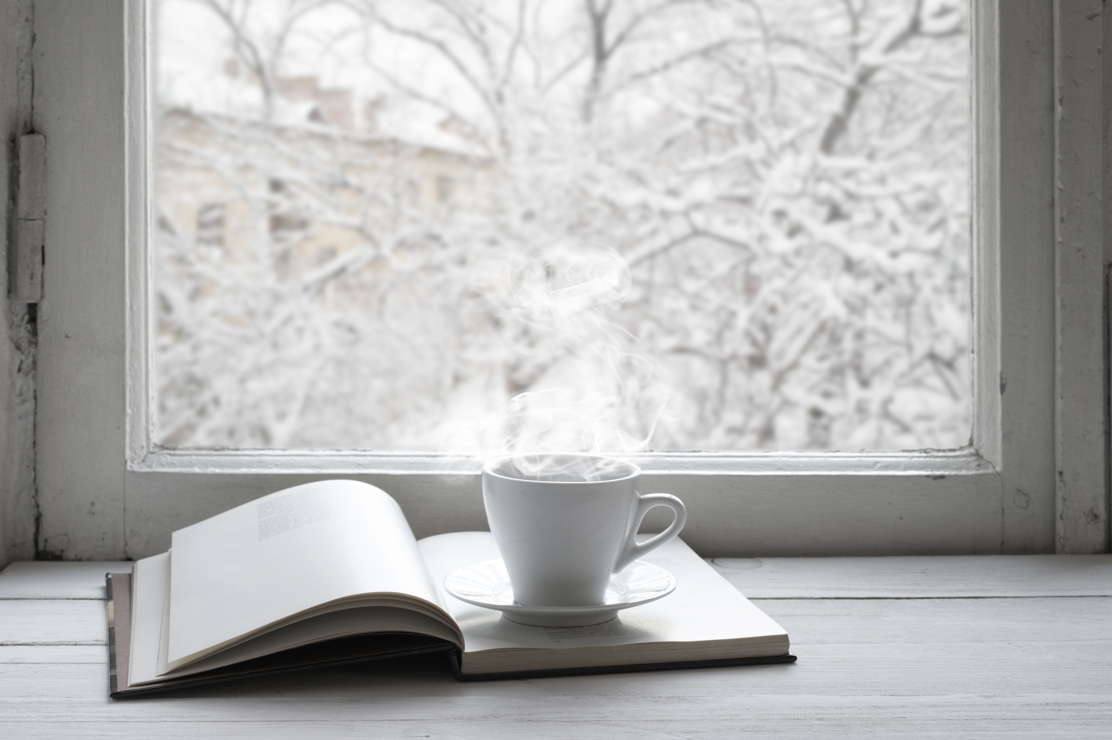 Стучит подоконник. Зимнее окно. Зима за окном. Заснеженный подоконник. Кофе на подоконнике.