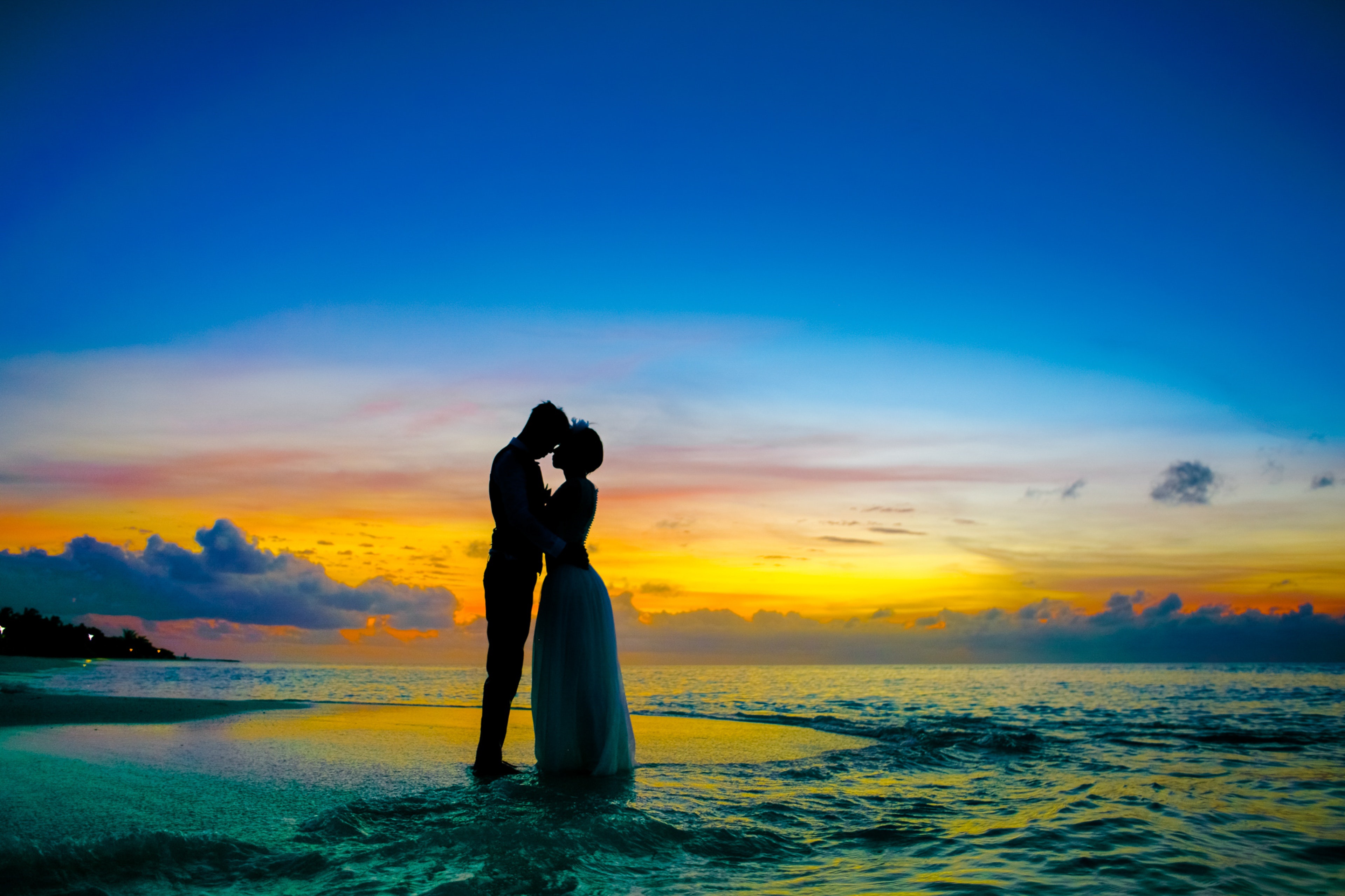 Глаза океаны любви. Пара на горизонте. Пара на пляже. Пара на море. День поцелуя второй половинки.