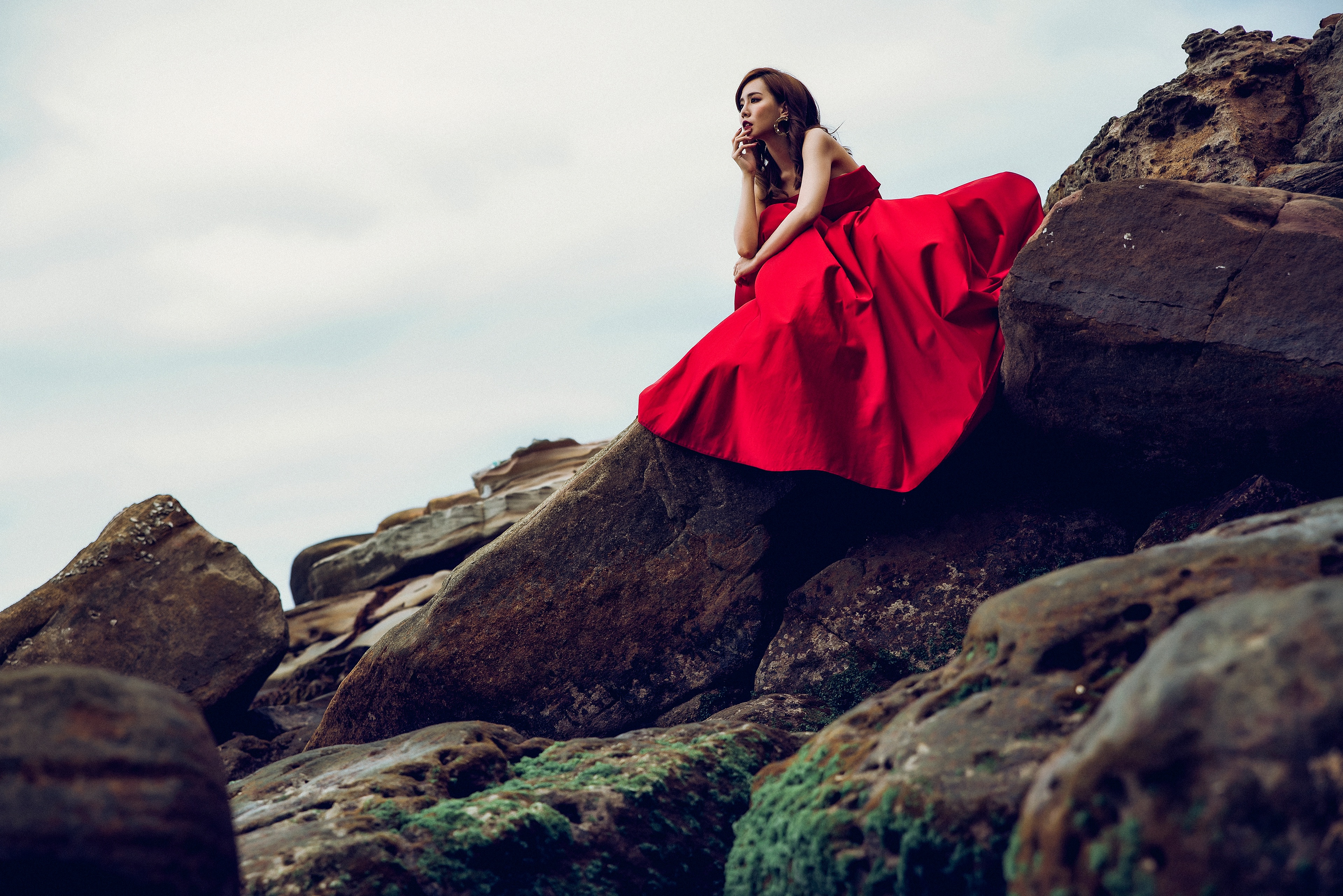 Девушка в платье на скале