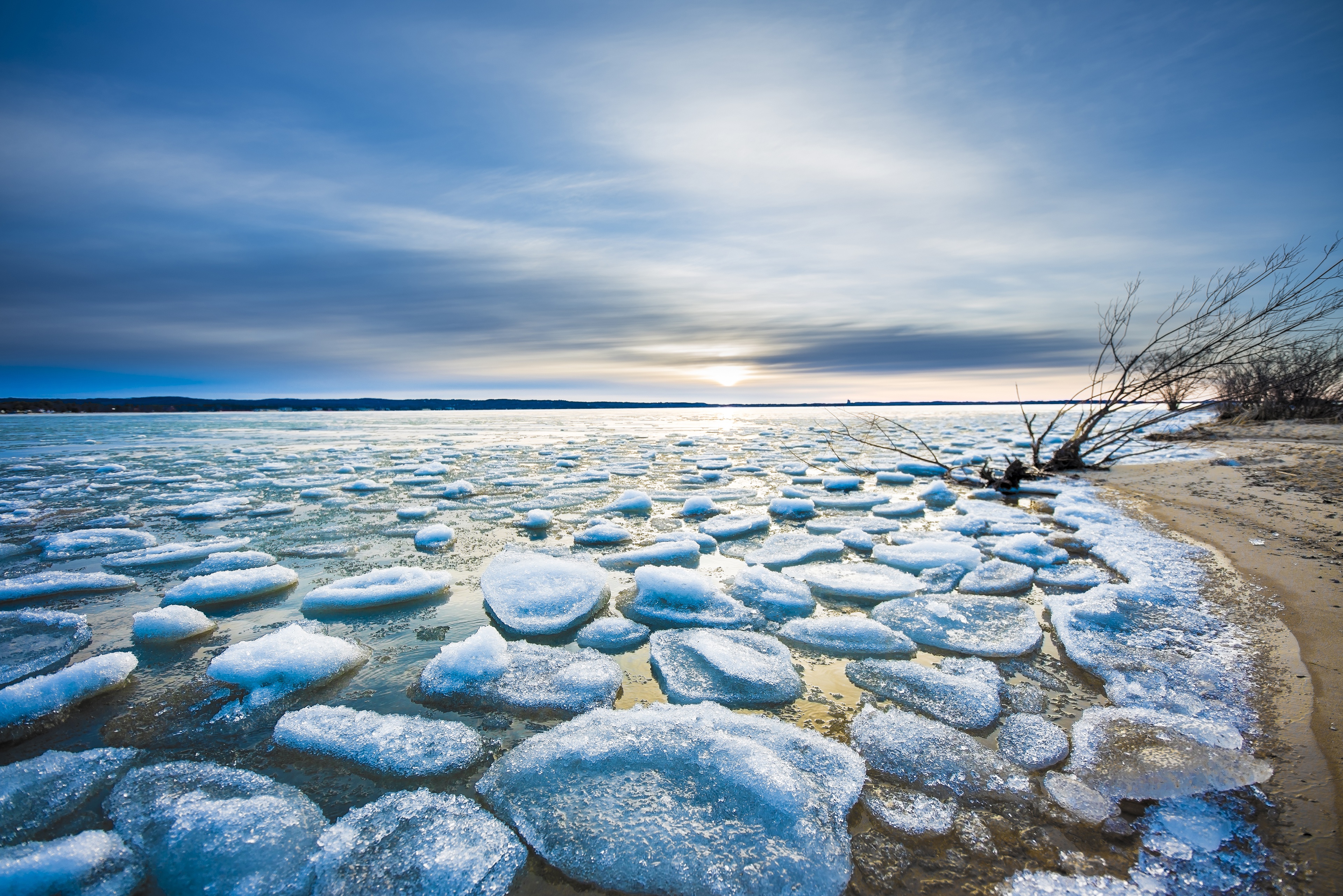 Океан покрытый льдом. Озеро Эльтон. Эльтон Волгоградская область. Озеро Эльтон зимой. Таяние льда на Байкале.