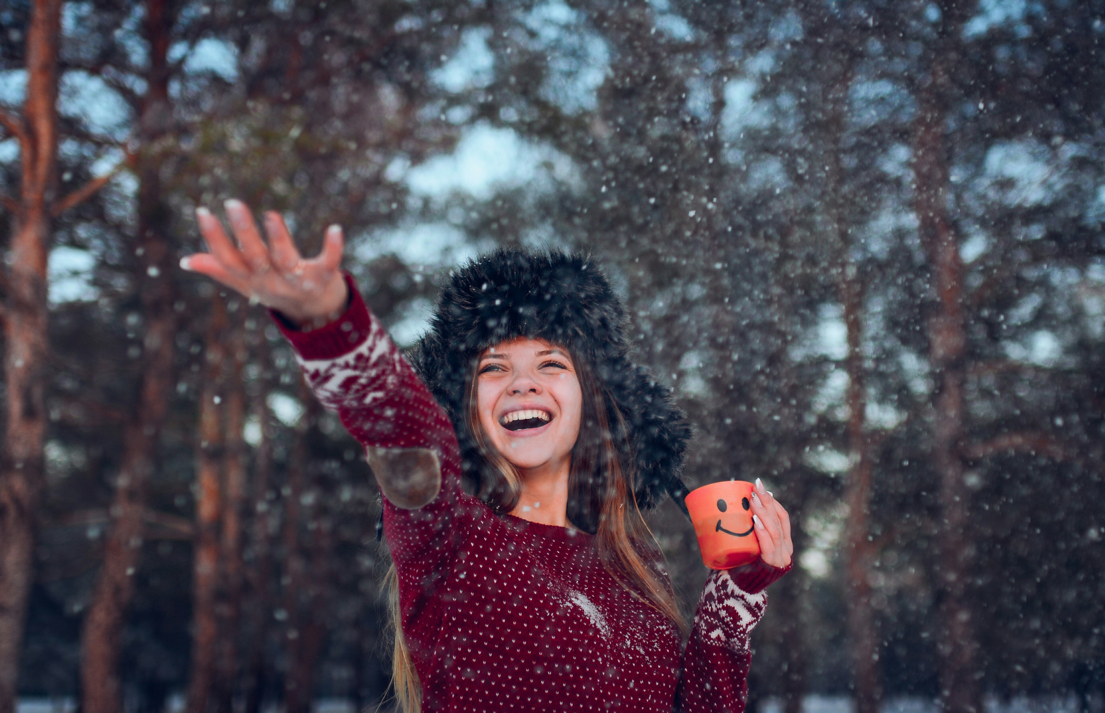 В воздухе пахло снегом. Девушка в снегу. Счастье зимой. Счастливая девушка в зимнем лесу. Радостная девушка зимой.
