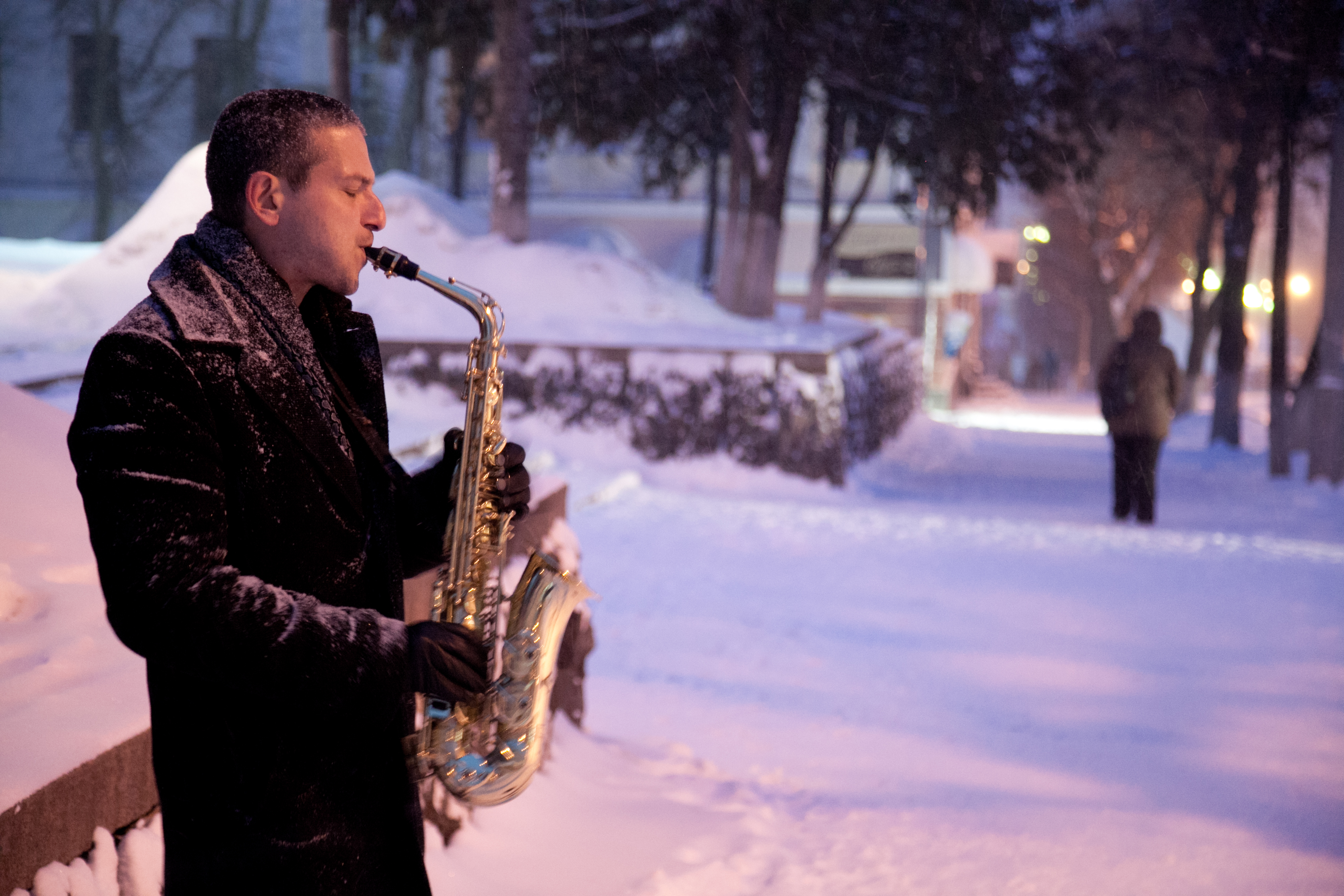 Одинокий саксофон. Музыканты зимой. Саксофонист зимой. Саксофон и музыкант. Зимний джаз.