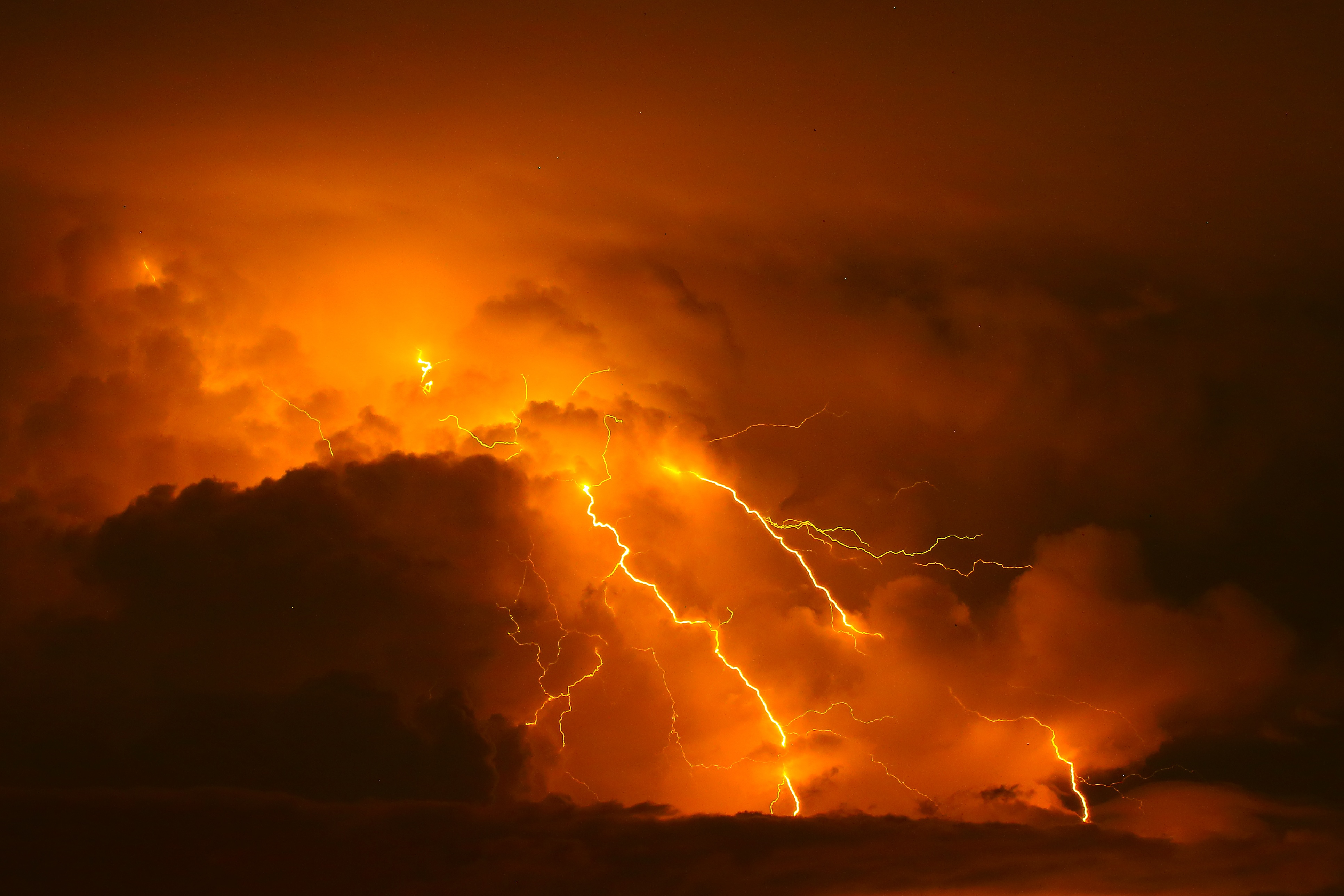 Желтый шторм. Природные стихии. Оранжевая молния. Грозовая молния. Огненные облака.