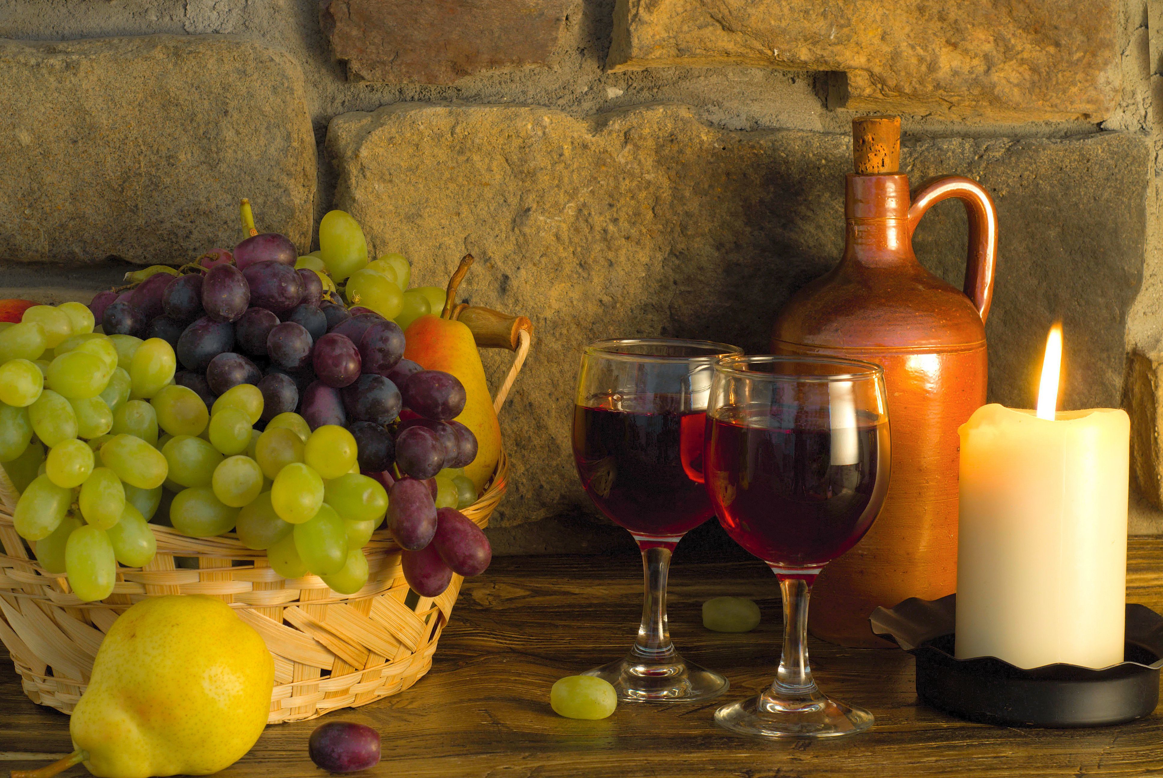 Виноградное вино с травами. Вино и виноград. Вино и сыр. Вино виноград горы. Вино праздничное.