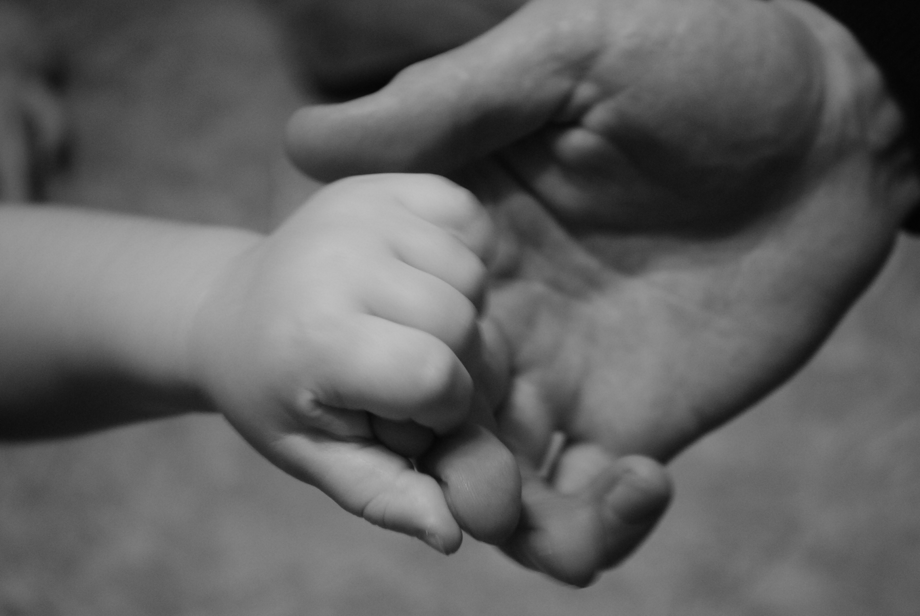 Мама держись папа держись. Мужская и детская рука. Рука ребенка в руке папы. Мужская рука с рукой ребенка. Папа с сыном на руках.