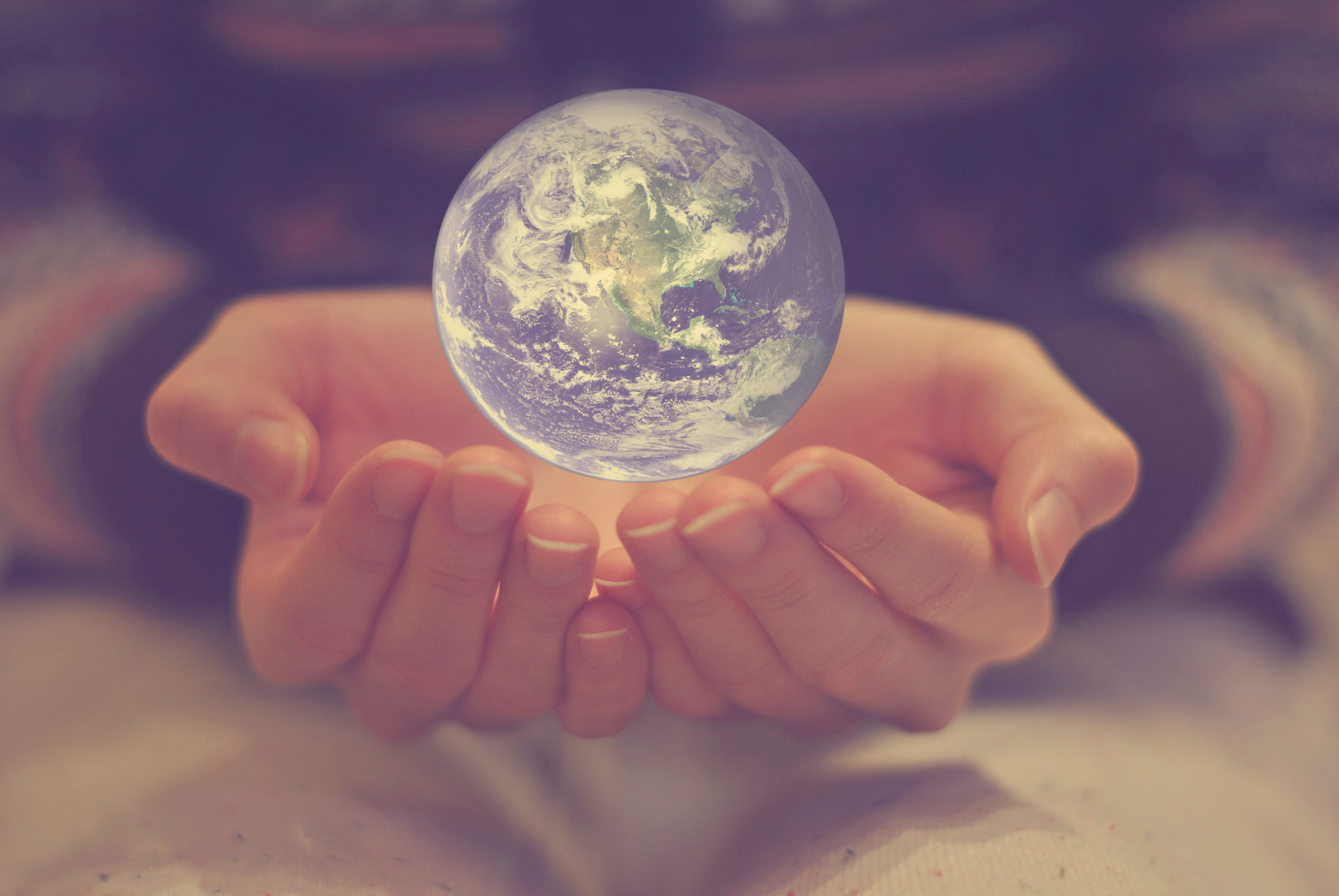 Картинка мир. Земля в руках. Планета в руках. Земной шар в руках. Хрустальный шар в руках.