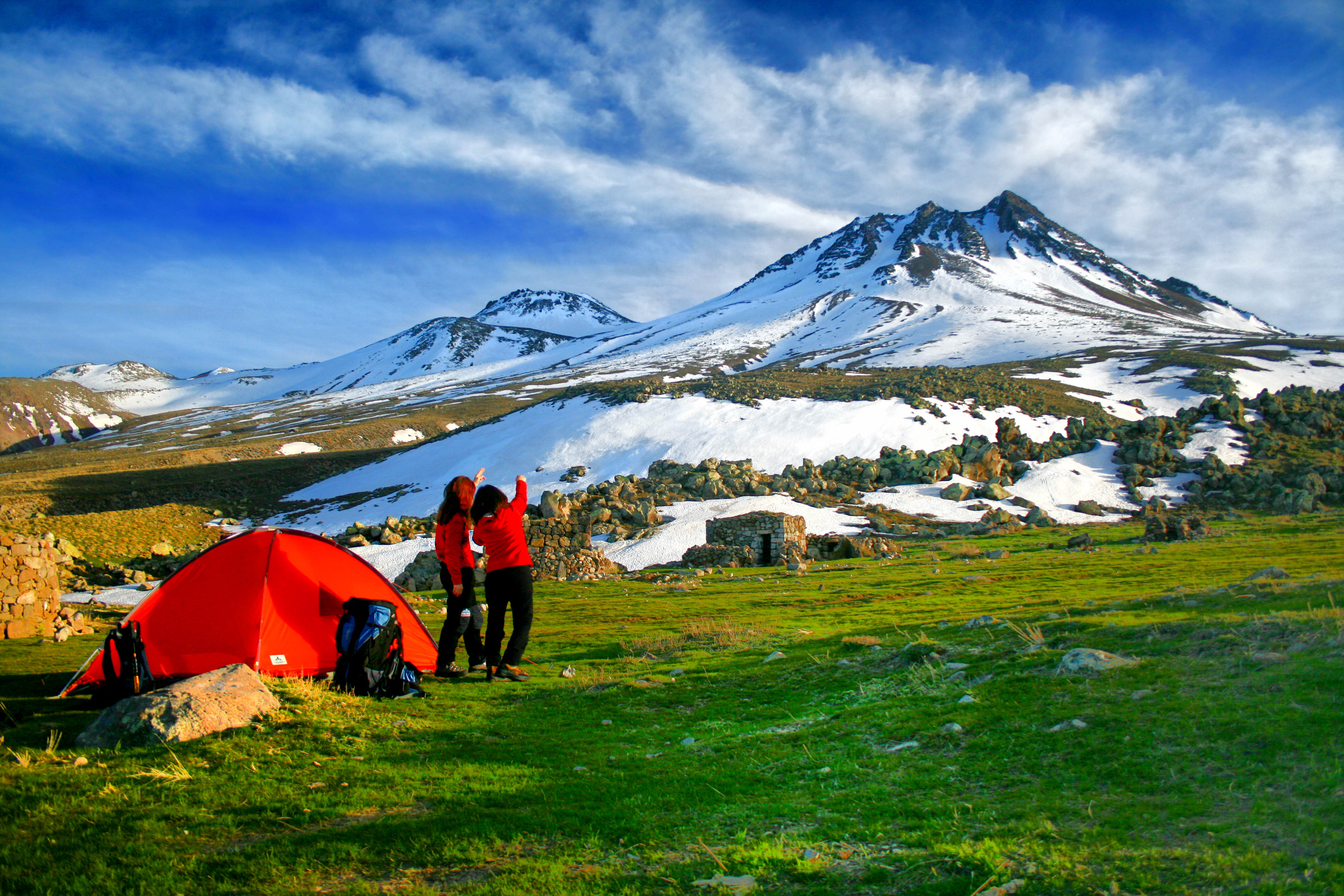 Mountain camping. Camp Grand Mountain Швейцария. Палаточный лагерь в Альпах. Палатка в горах. Кемпинг в горах.