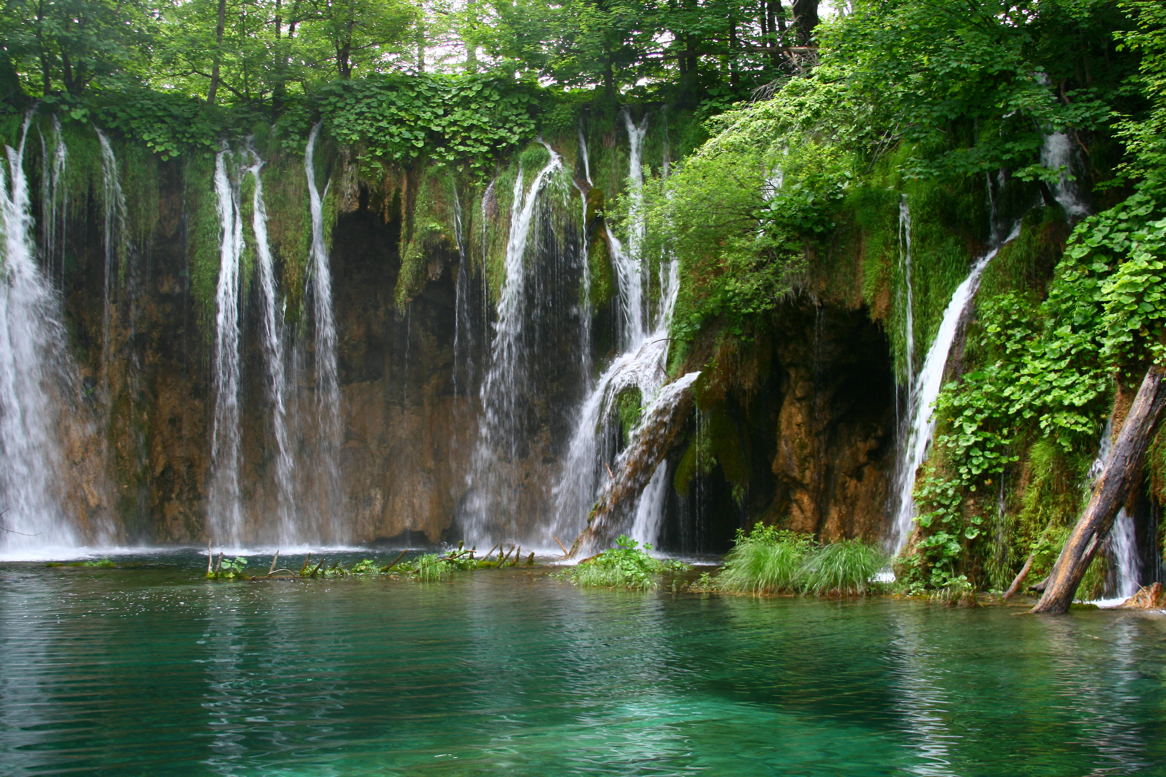 Водопад картинка на рабочий стол. Водопад « голубая Лагуна» ( г.холм). Дагомыс водопады. Природа водопад. Водопад зелень.