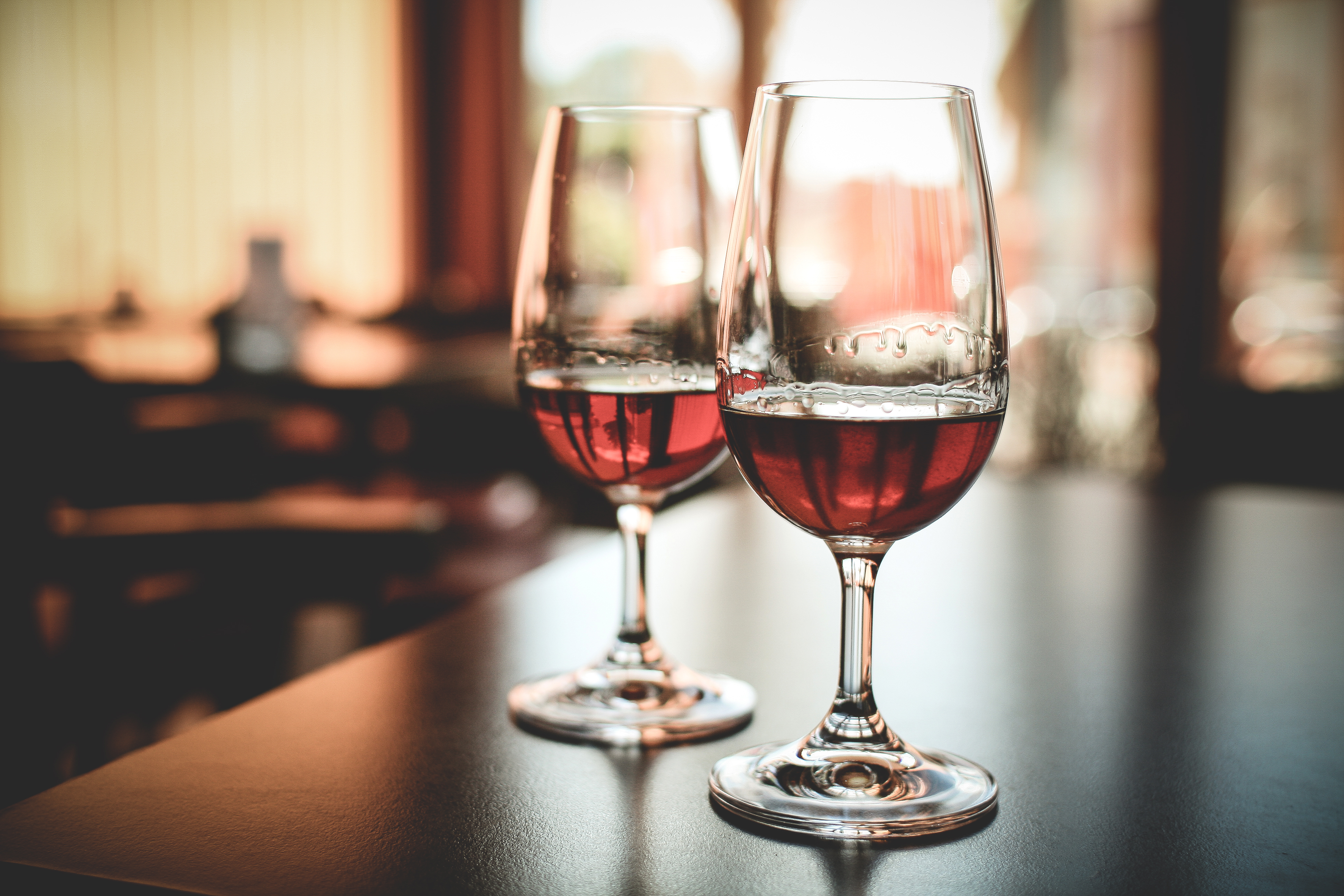 Бокал вина на столе. Бокал вина. Бокал с вином. Бокал красного вина. Фужер с вином.